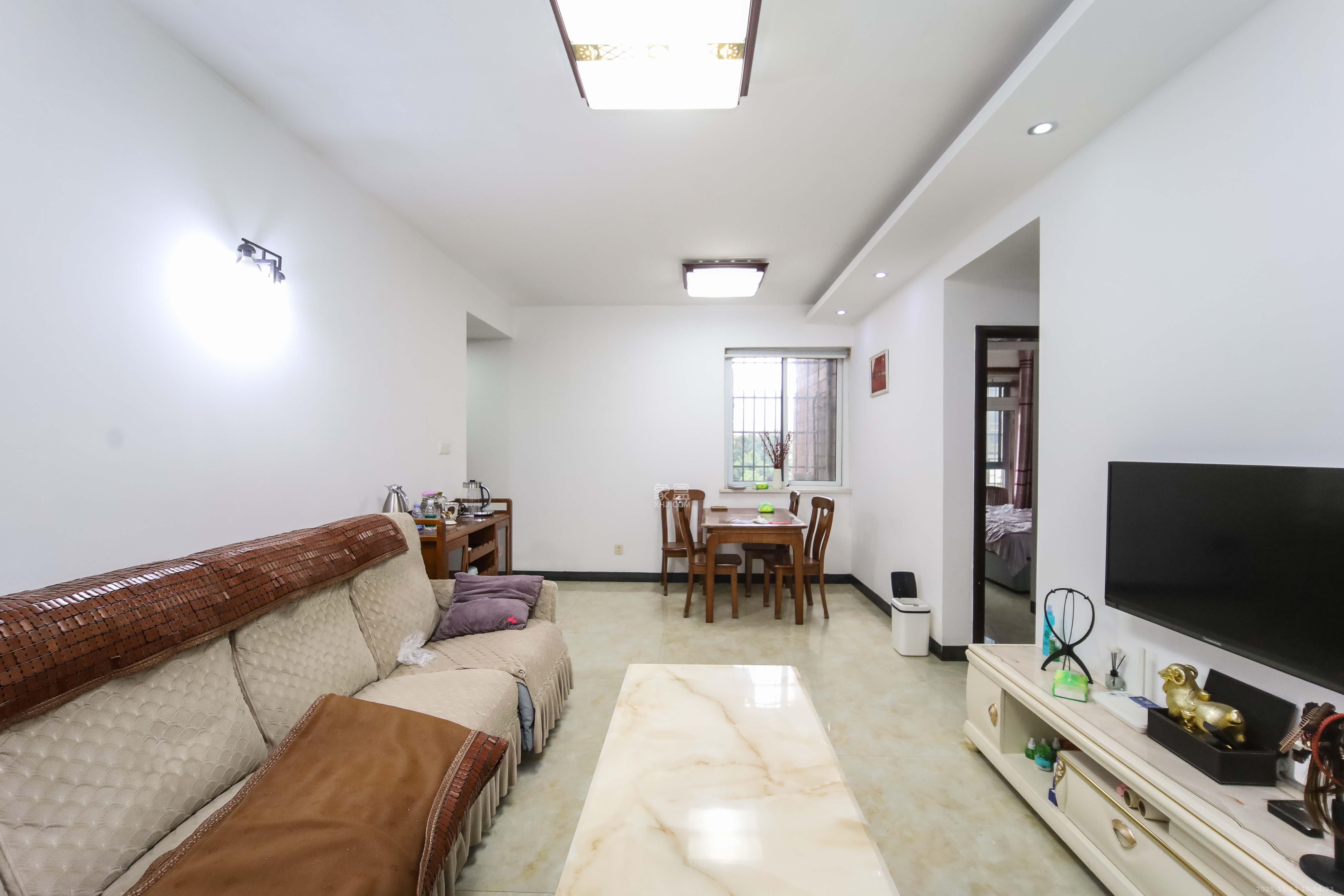 鑫科明珠  2室2厅1卫    63.5万客厅