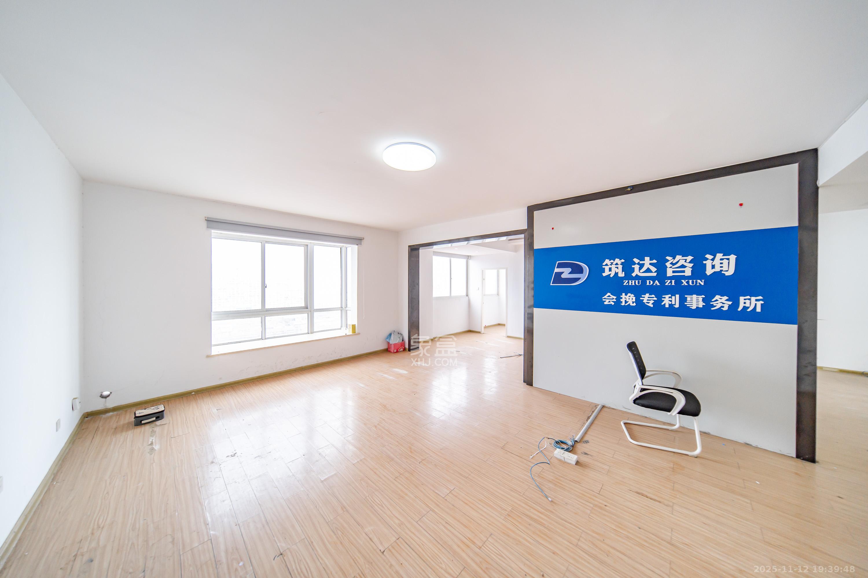 永通商邸 4室2厅1卫 105.0万 永通商邸 4室2厅1卫 105.0万客厅