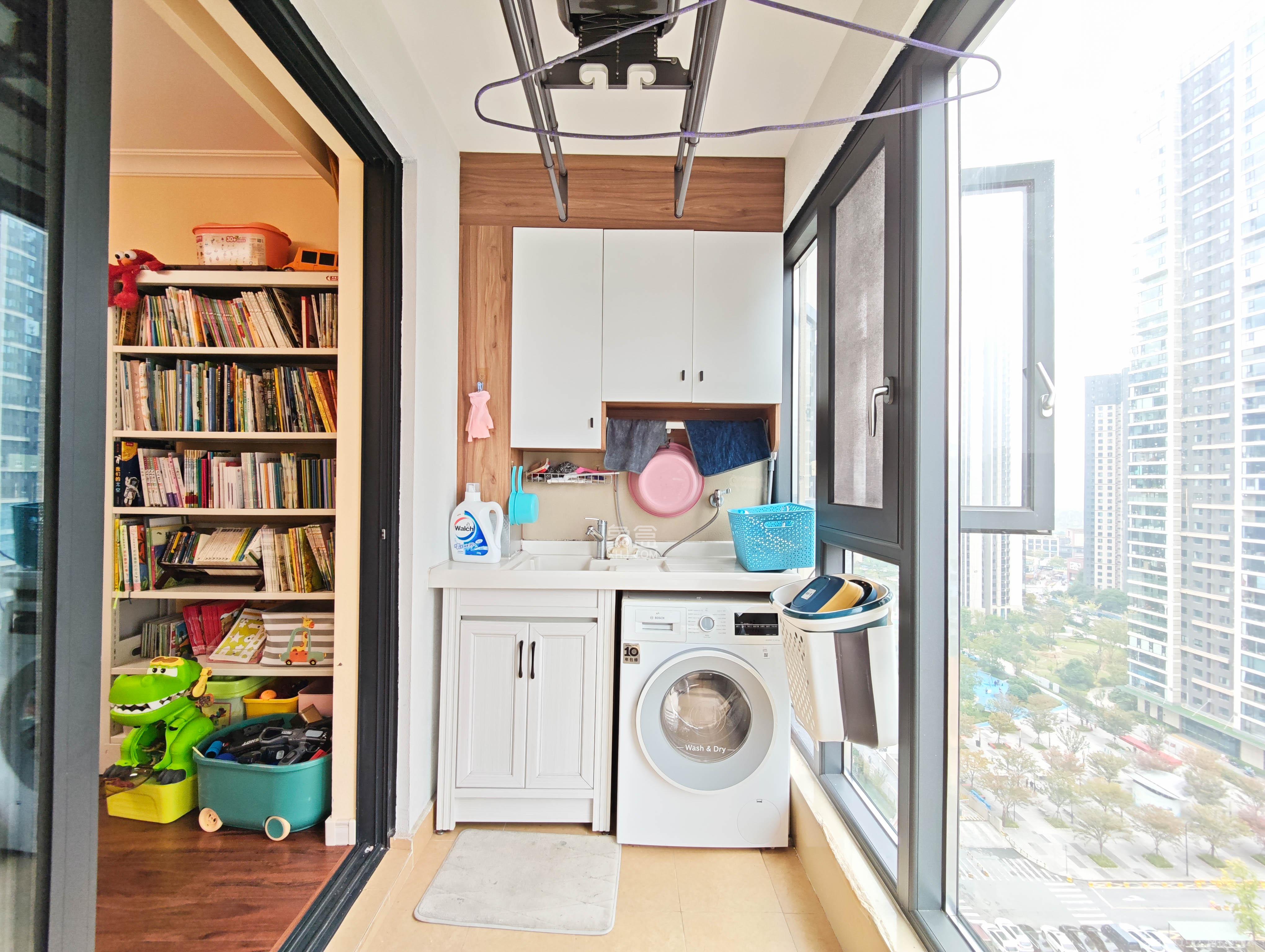 万科魅力之城  3室2厅2卫    95.0万阳台