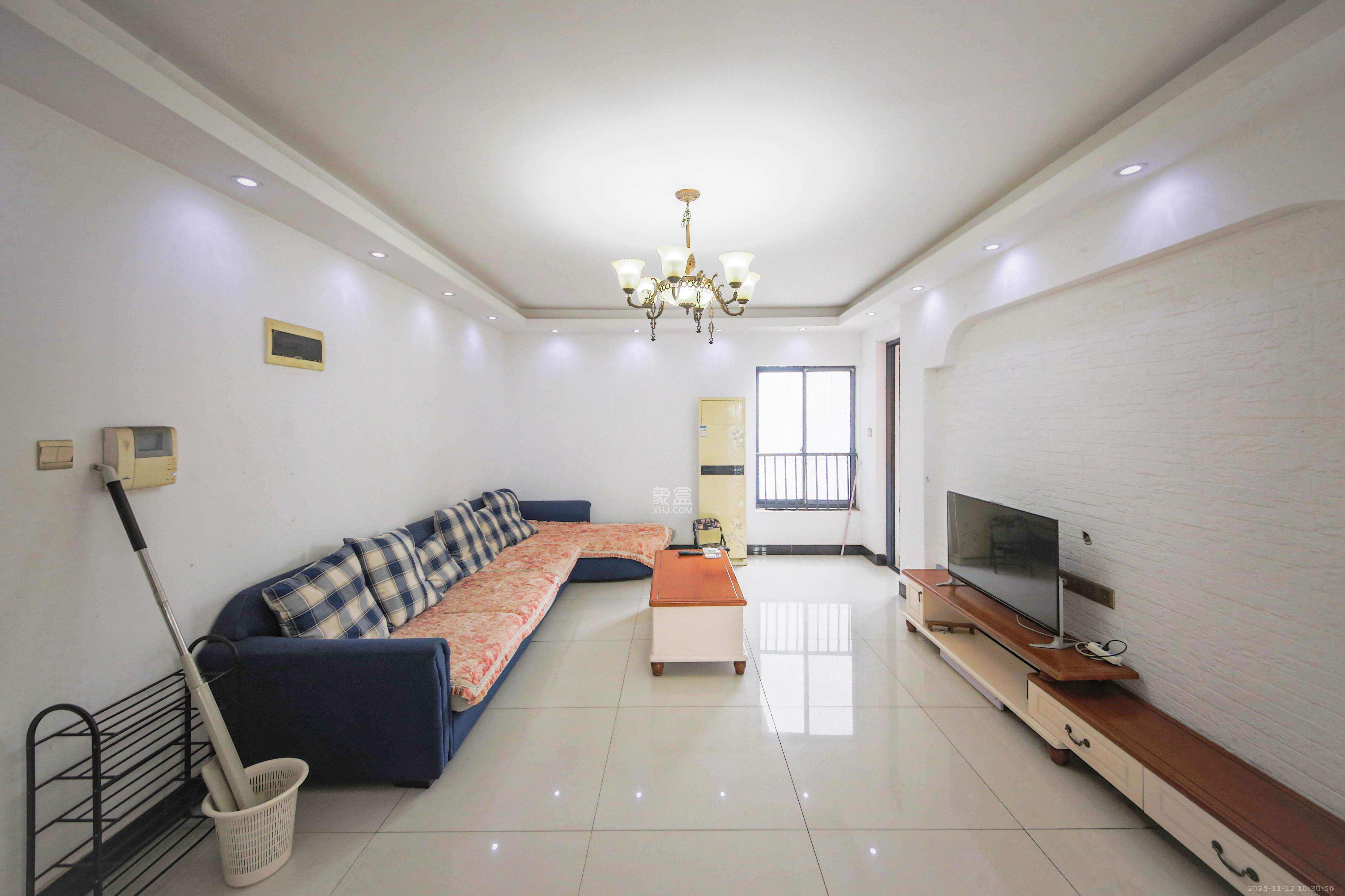 钱隆学府一、二期 3室2厅1卫 78.0万 钱隆学府一、二期 3室2厅1卫 78.0万客厅