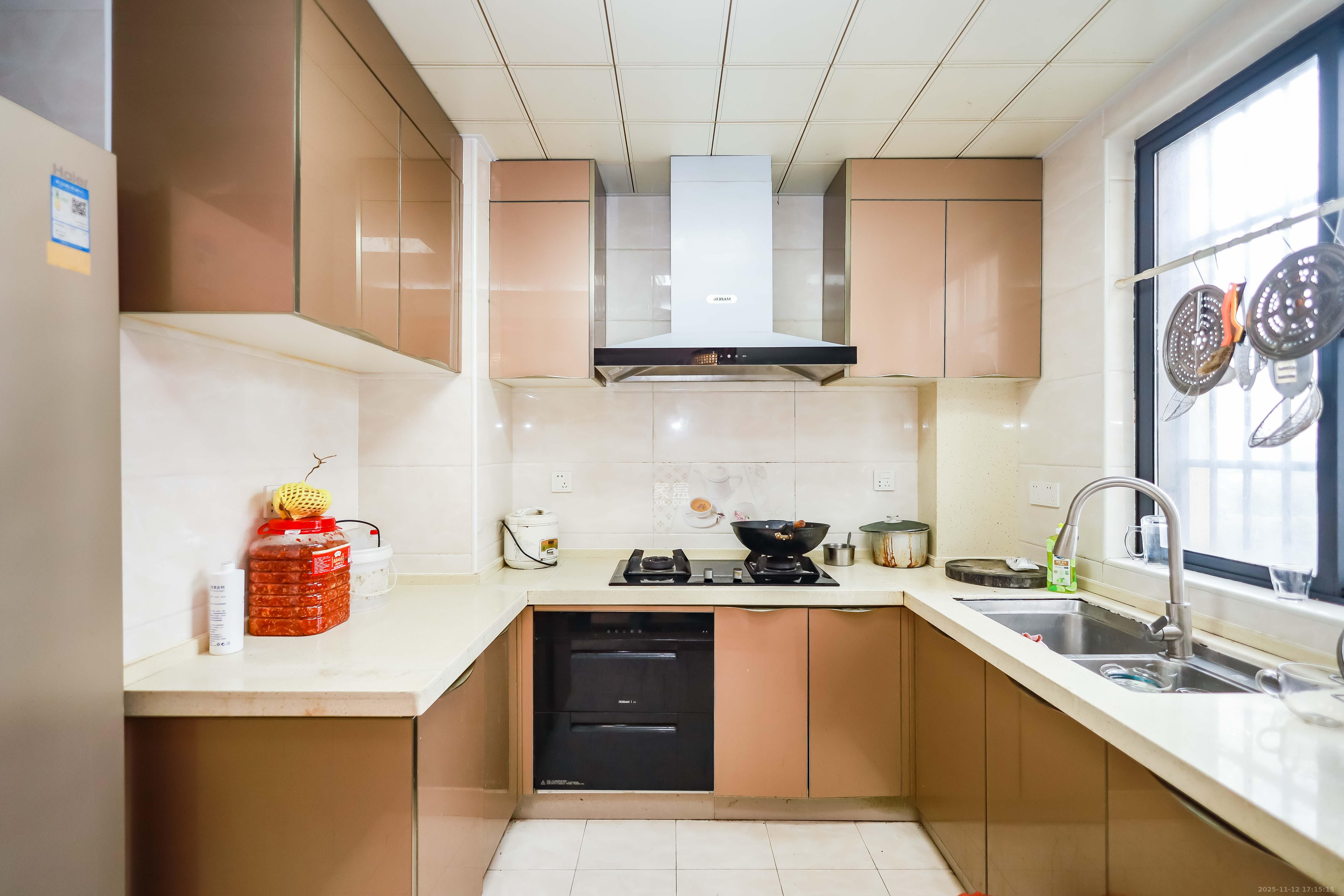 天麓尚层  4室2厅2卫    98.0万厨房