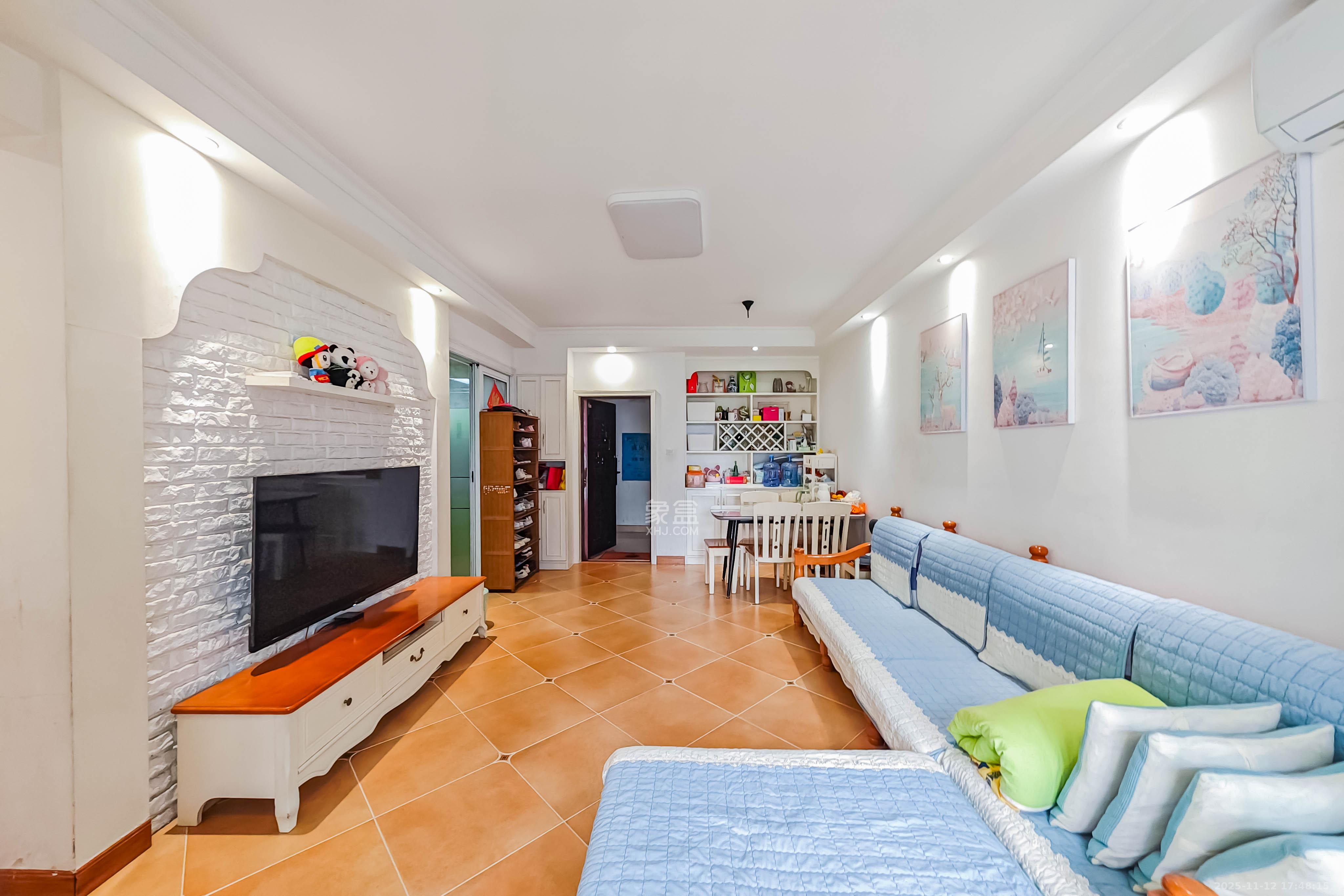 绿地之窗  4室2厅1卫    78.0万客厅