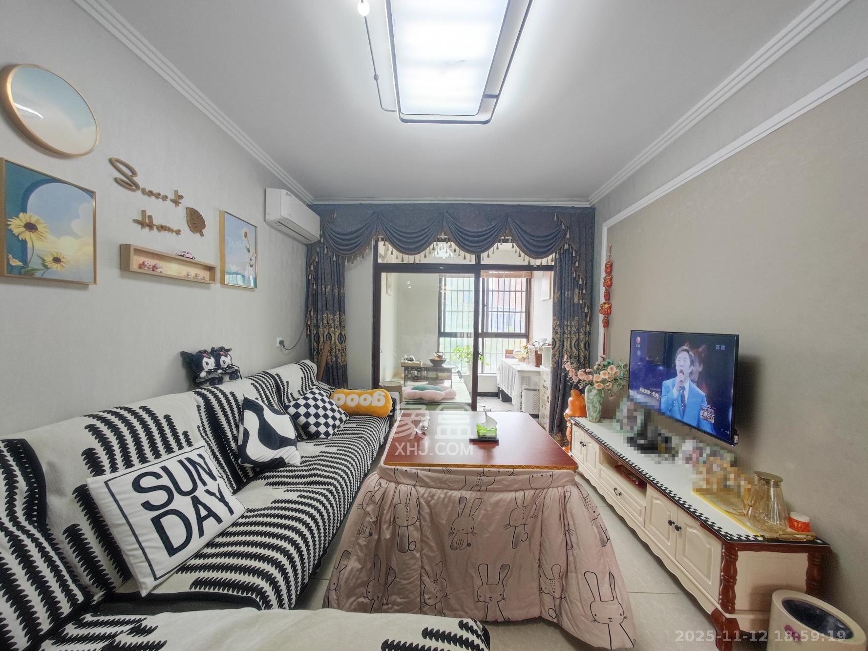 欧莱雅郡  2室1厅1卫    60.0万客厅