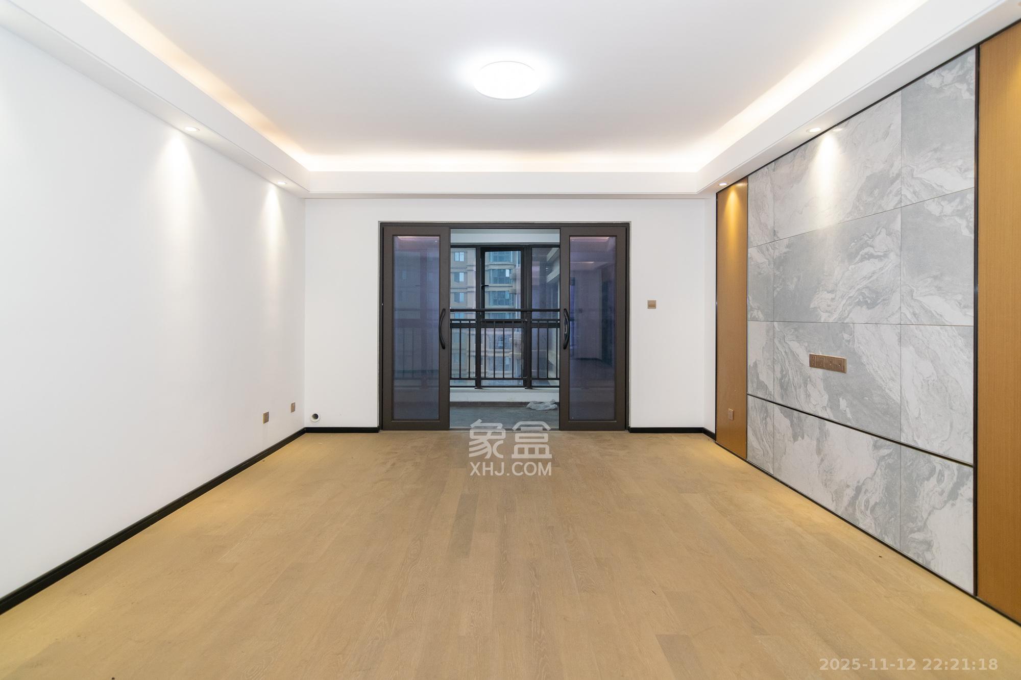 润和美郡(润和紫郡五期) 5室2厅2卫 108.0万 润和美郡(润和紫郡五期) 5室2厅2卫 108.0万客厅