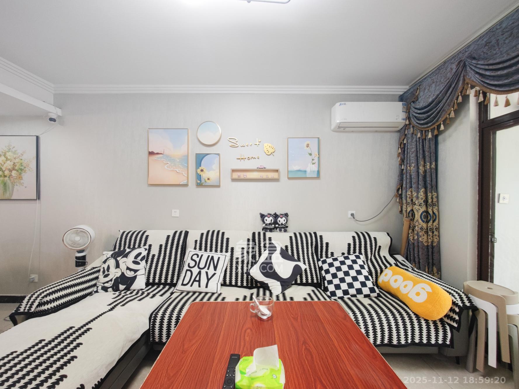 欧莱雅郡  2室1厅1卫    60.0万客厅