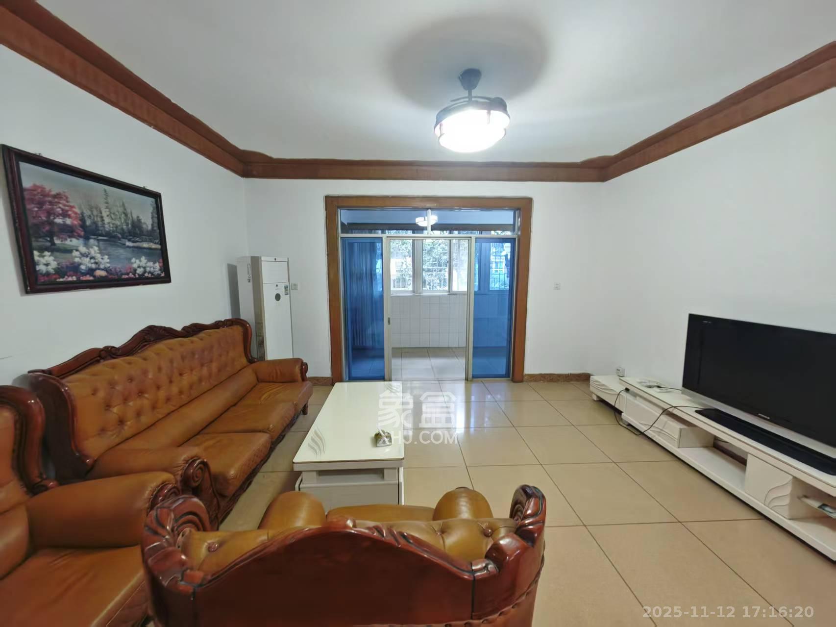 高家坪住宅新区 3室2厅2卫 3200.0元/月 高家坪住宅新区 3室2厅2卫 3200.0元/月室内图