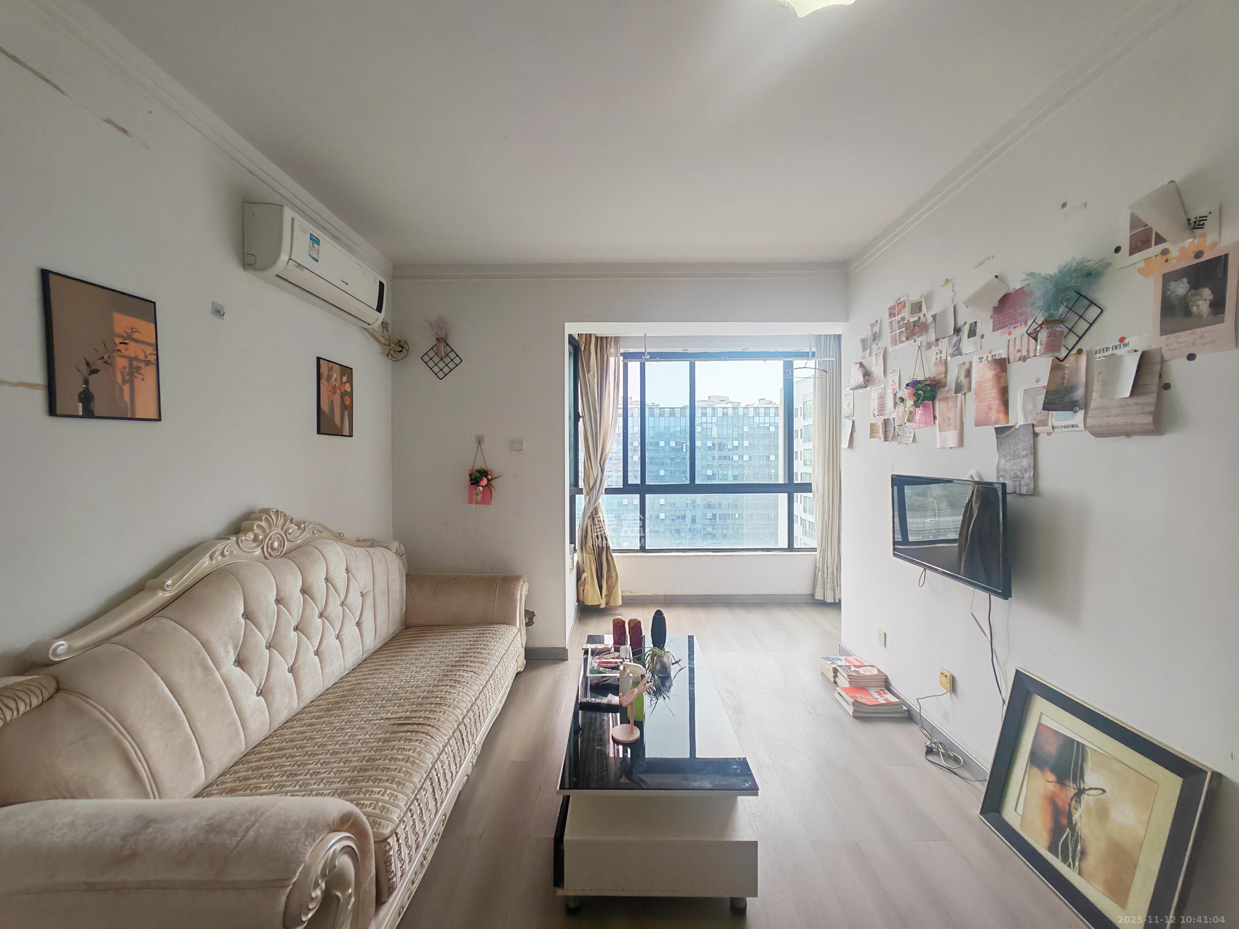 标志商务中心  1室1厅1卫    1600.0元/月室内图