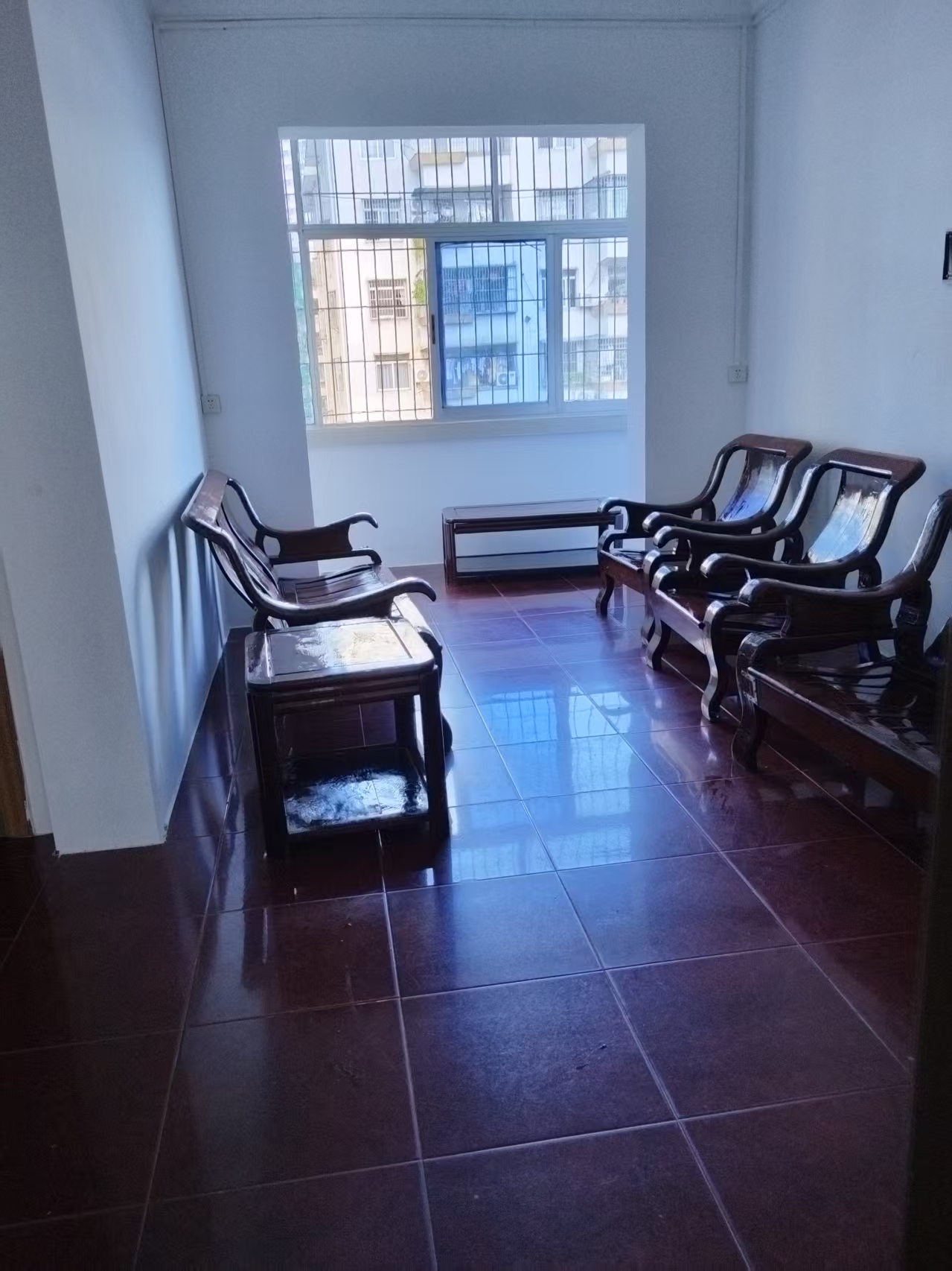 海南省电子工业总公司住宅区  2室2厅1卫    1800.0元/月