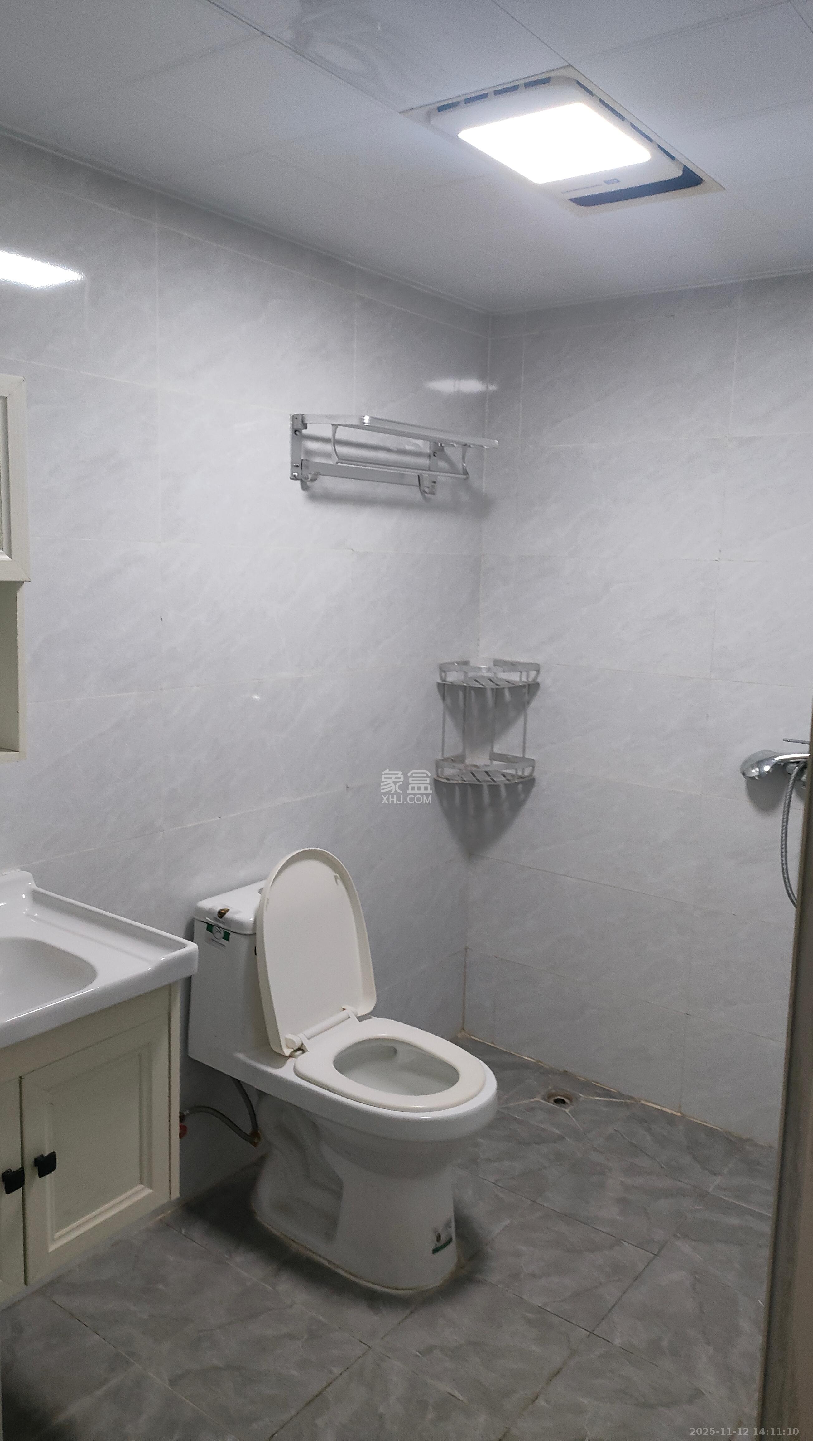 奥凯花园  3室2厅2卫    2500.0元/月室内图