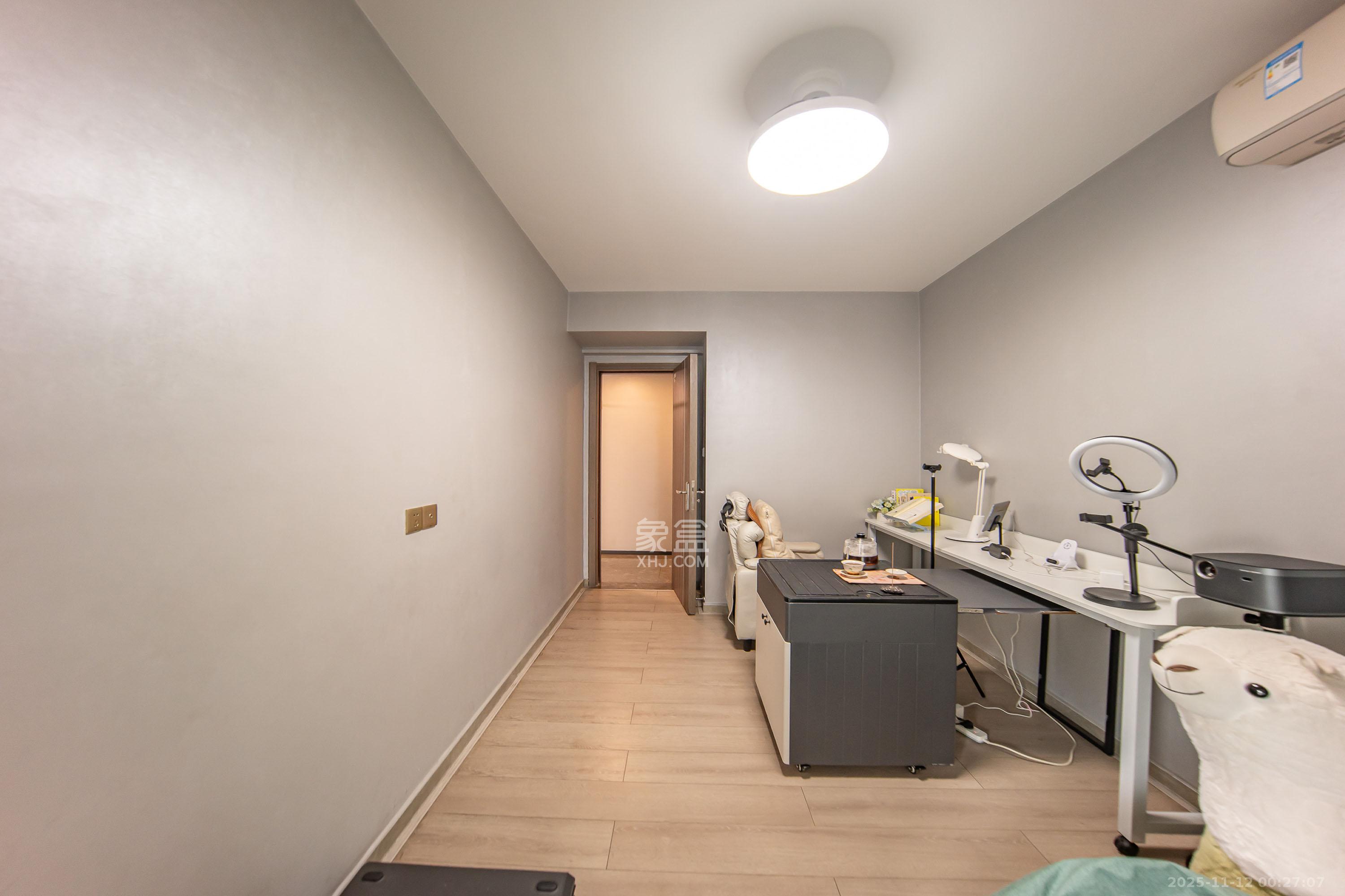 中海阅麓山一期  4室2厅2卫    220.0万卧室