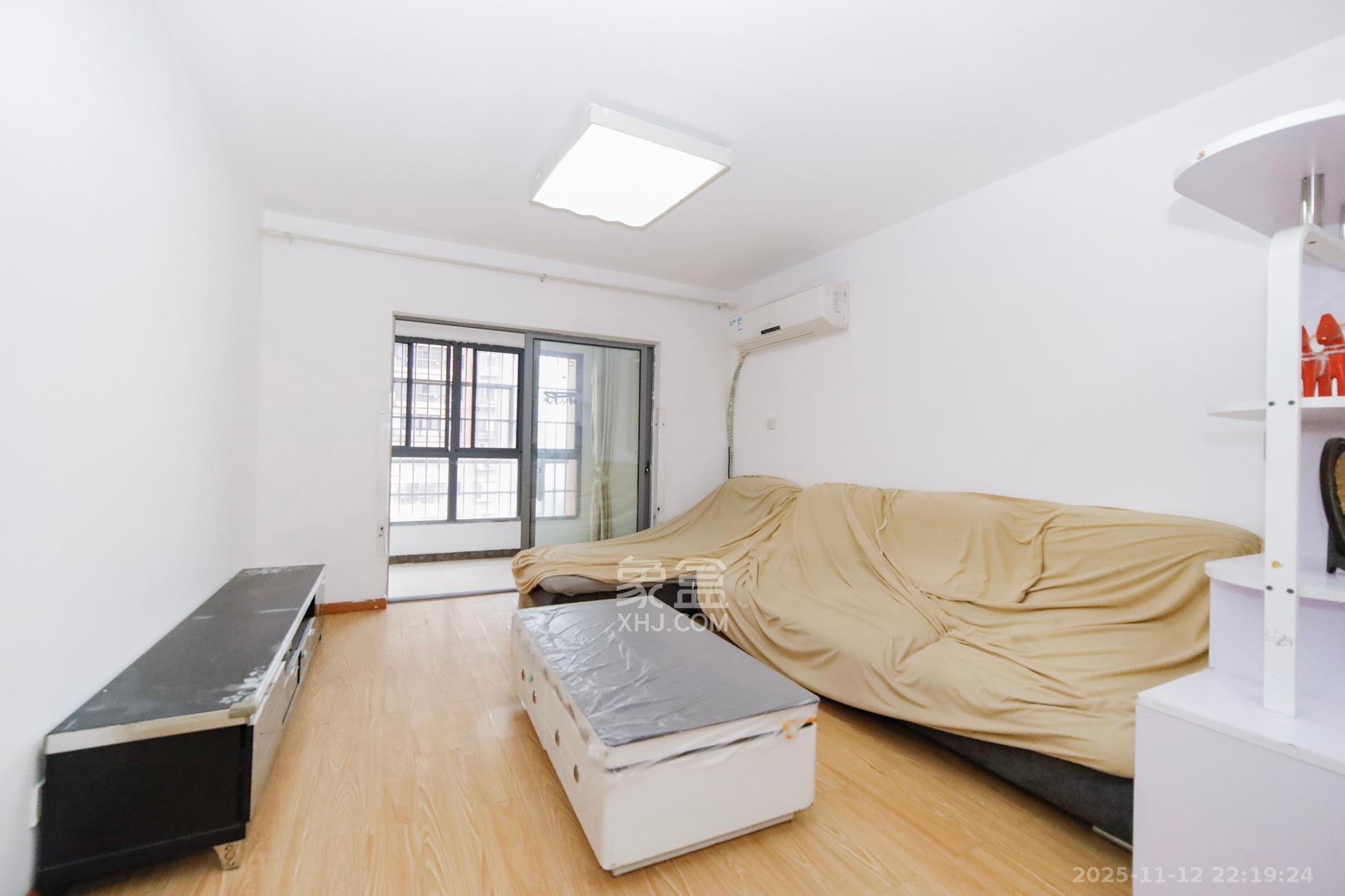 上海城小区  3室2厅2卫    88.0万客厅