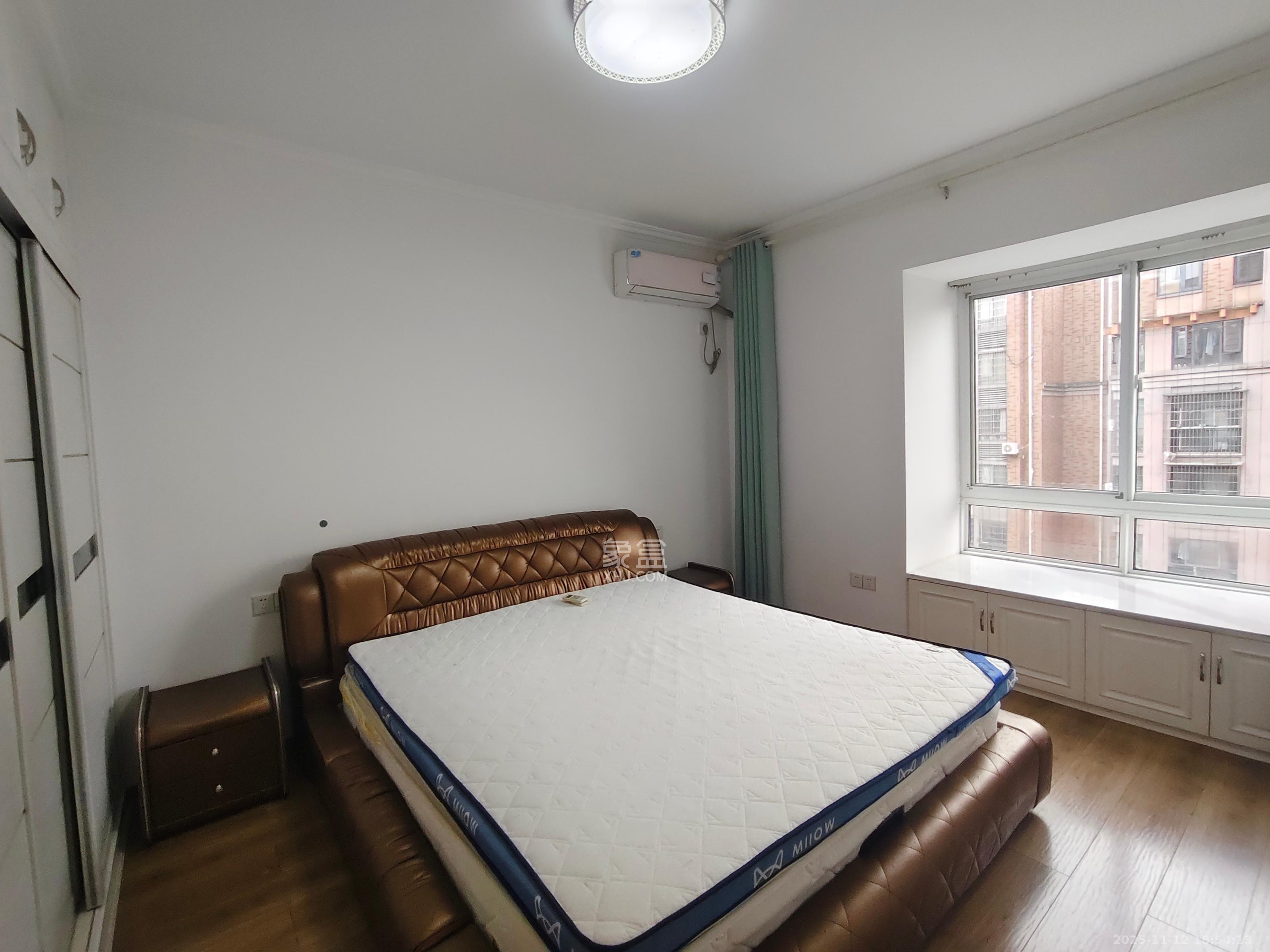 山水湾 3室2厅2卫 2300.0元/月 山水湾 3室2厅2卫 2300.0元/月室内图