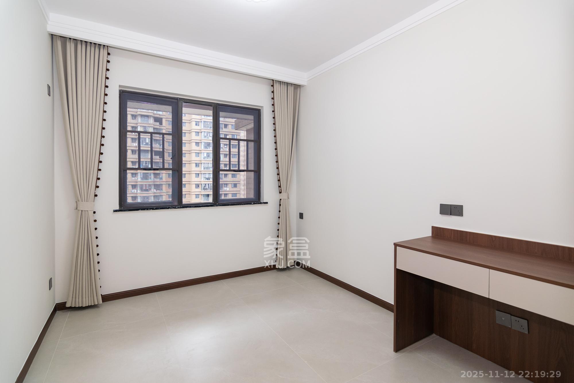 润和长郡（润和紫郡二三期）  5室2厅2卫    129.0万卧室