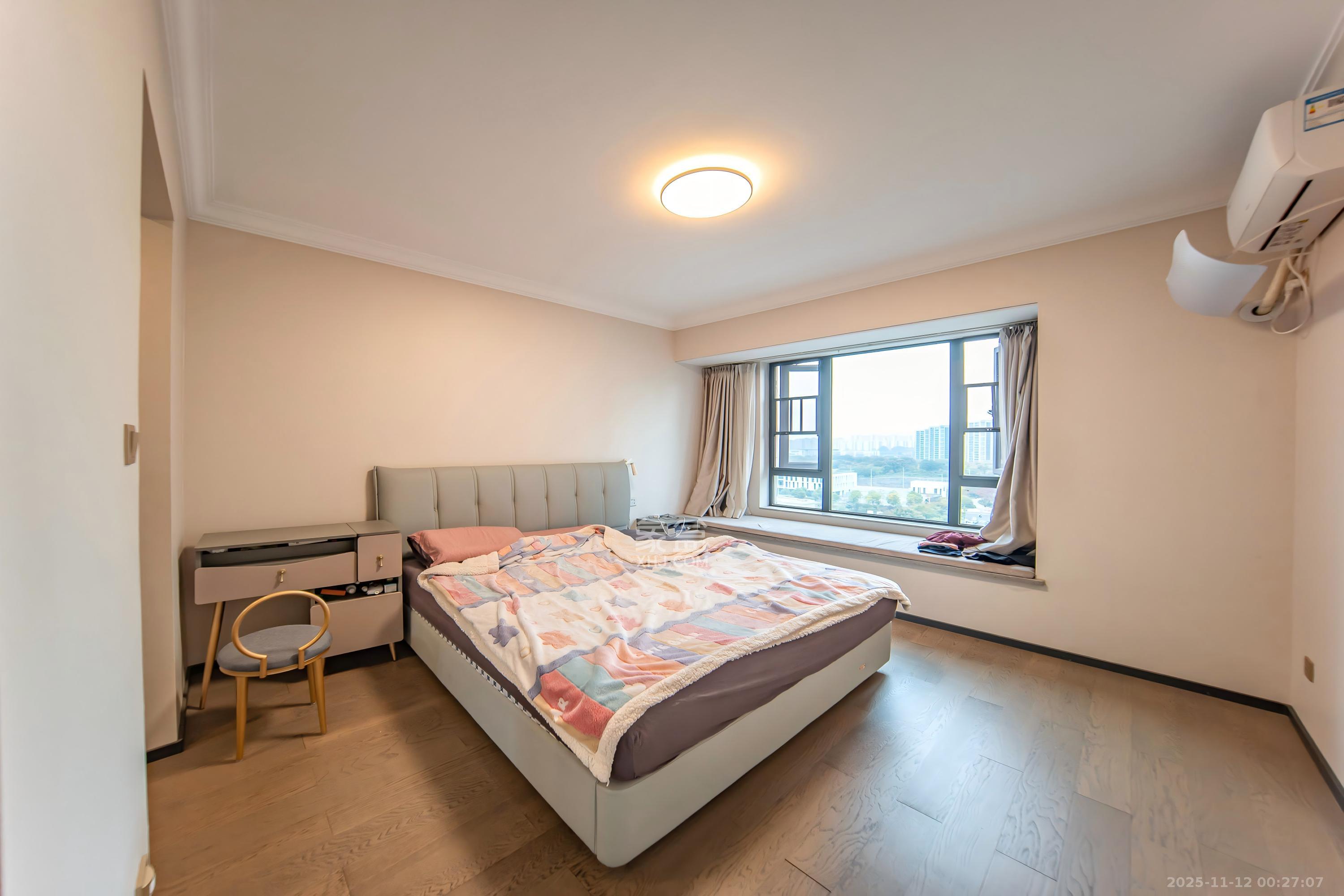 中海阅麓山一期 4室2厅2卫 220.0万 中海阅麓山一期 4室2厅2卫 220.0万卧室