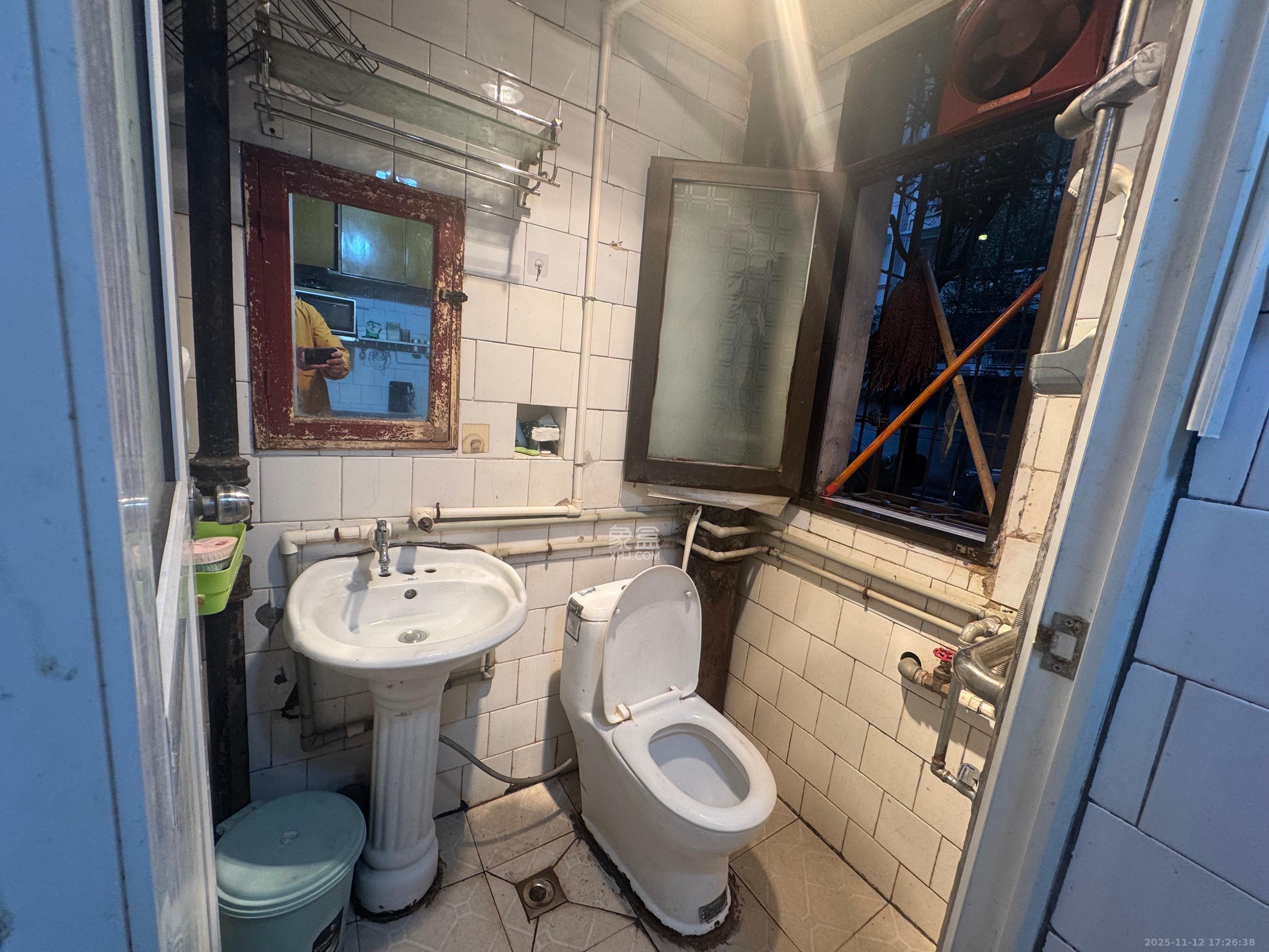 东风路招标局宿舍  3室2厅1卫    2400.0元/月室内图