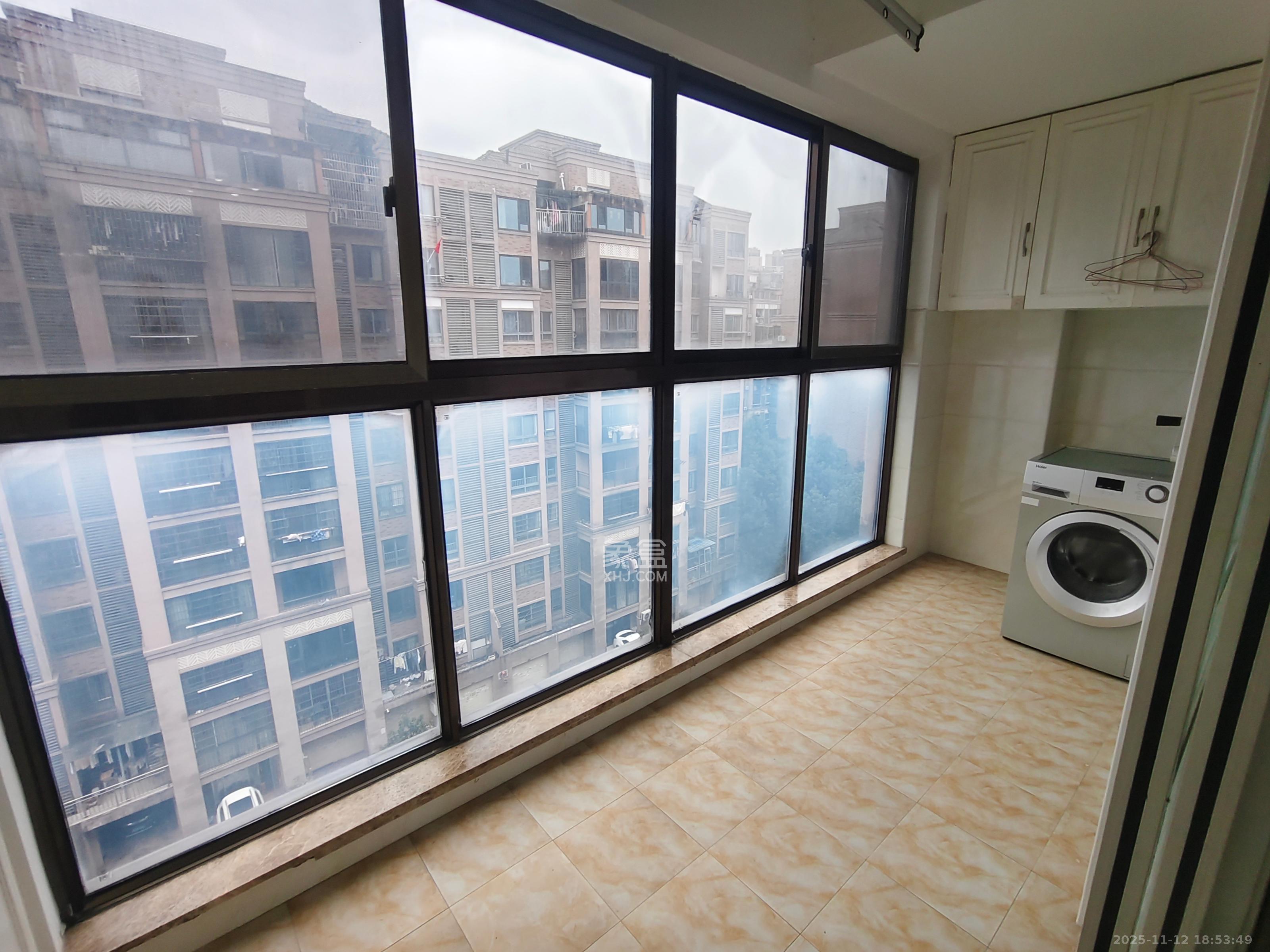 山水湾 3室2厅2卫 2300.0元/月 山水湾 3室2厅2卫 2300.0元/月室内图