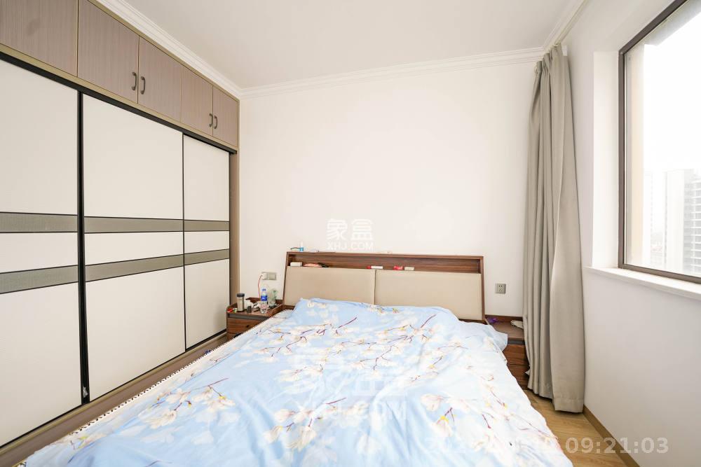 绿地新都会  3室2厅2卫    2300.0元/月室内图