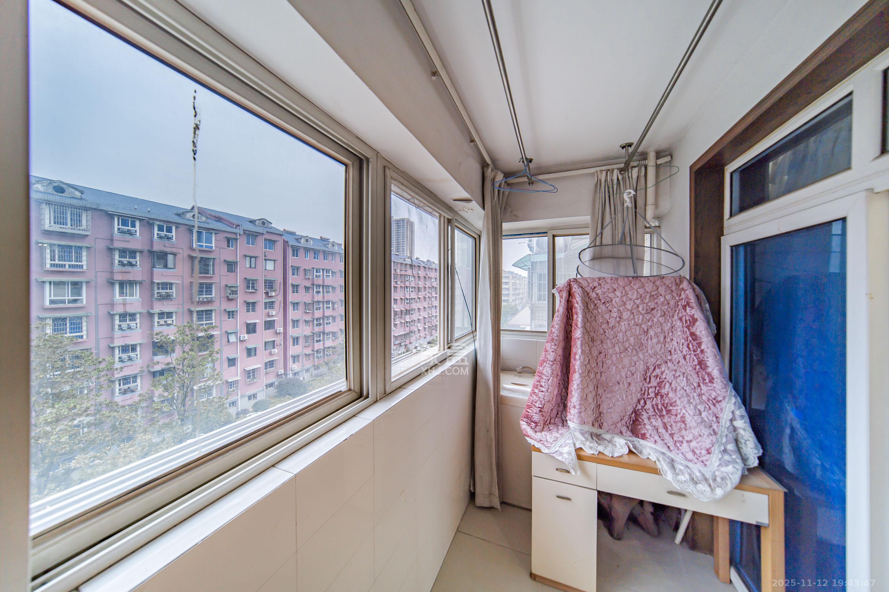 四方小区 2室2厅1卫 62.0万 四方小区 2室2厅1卫 62.0万阳台