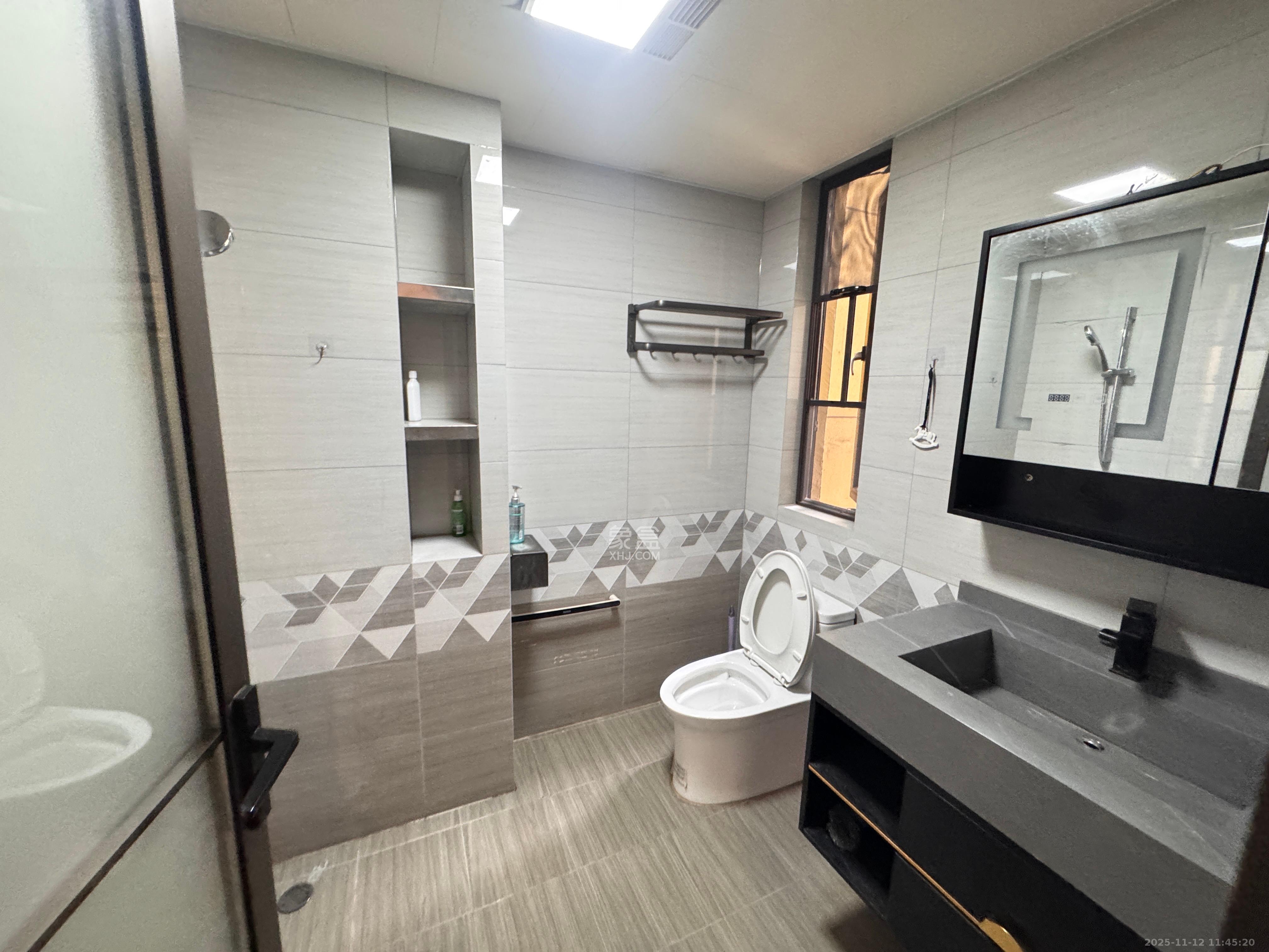 卓越蔚蓝城邦  3室2厅2卫    2800.0元/月