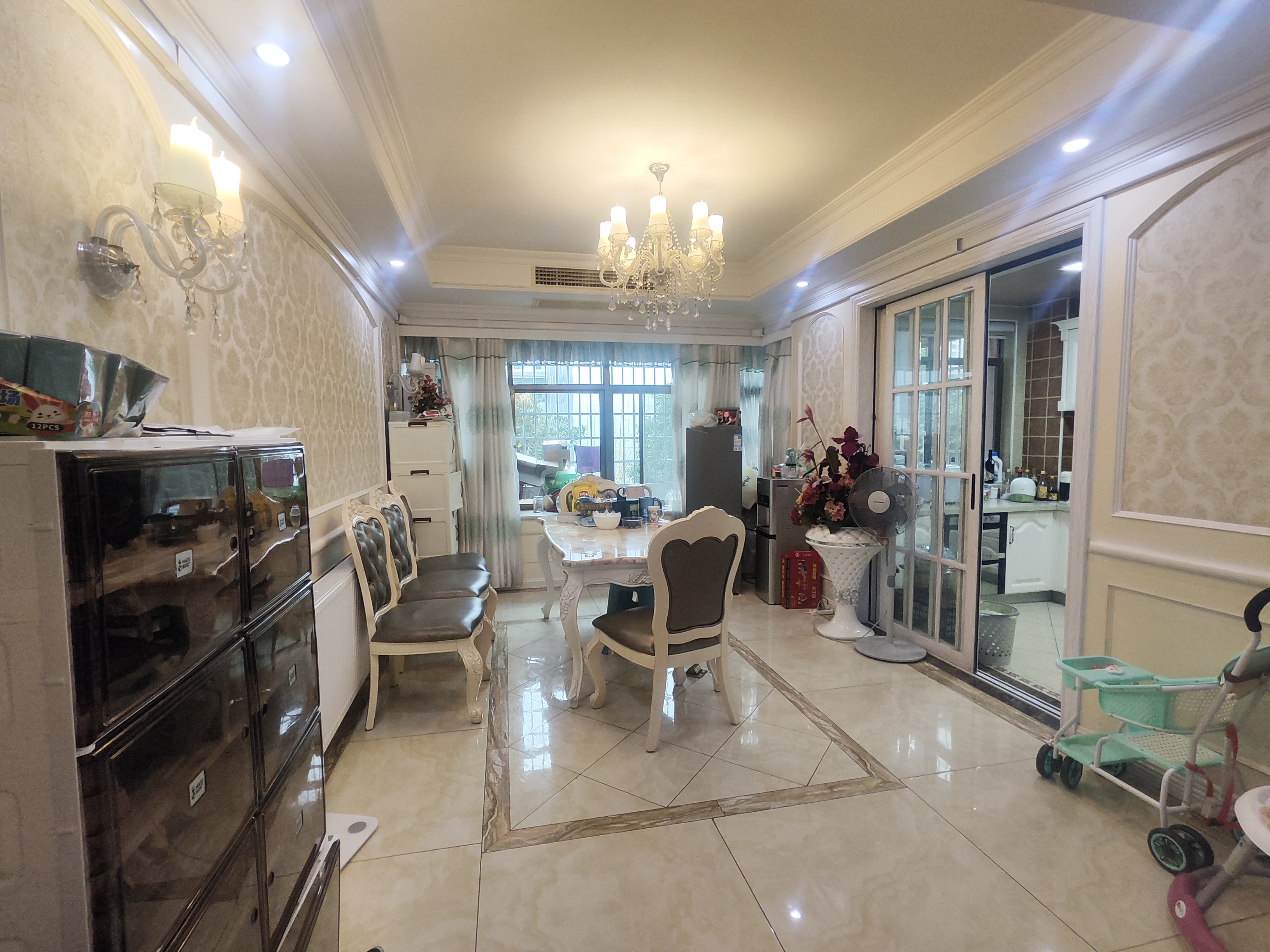 新公安局民警住宅小区  4室2厅2卫    88.0万客厅