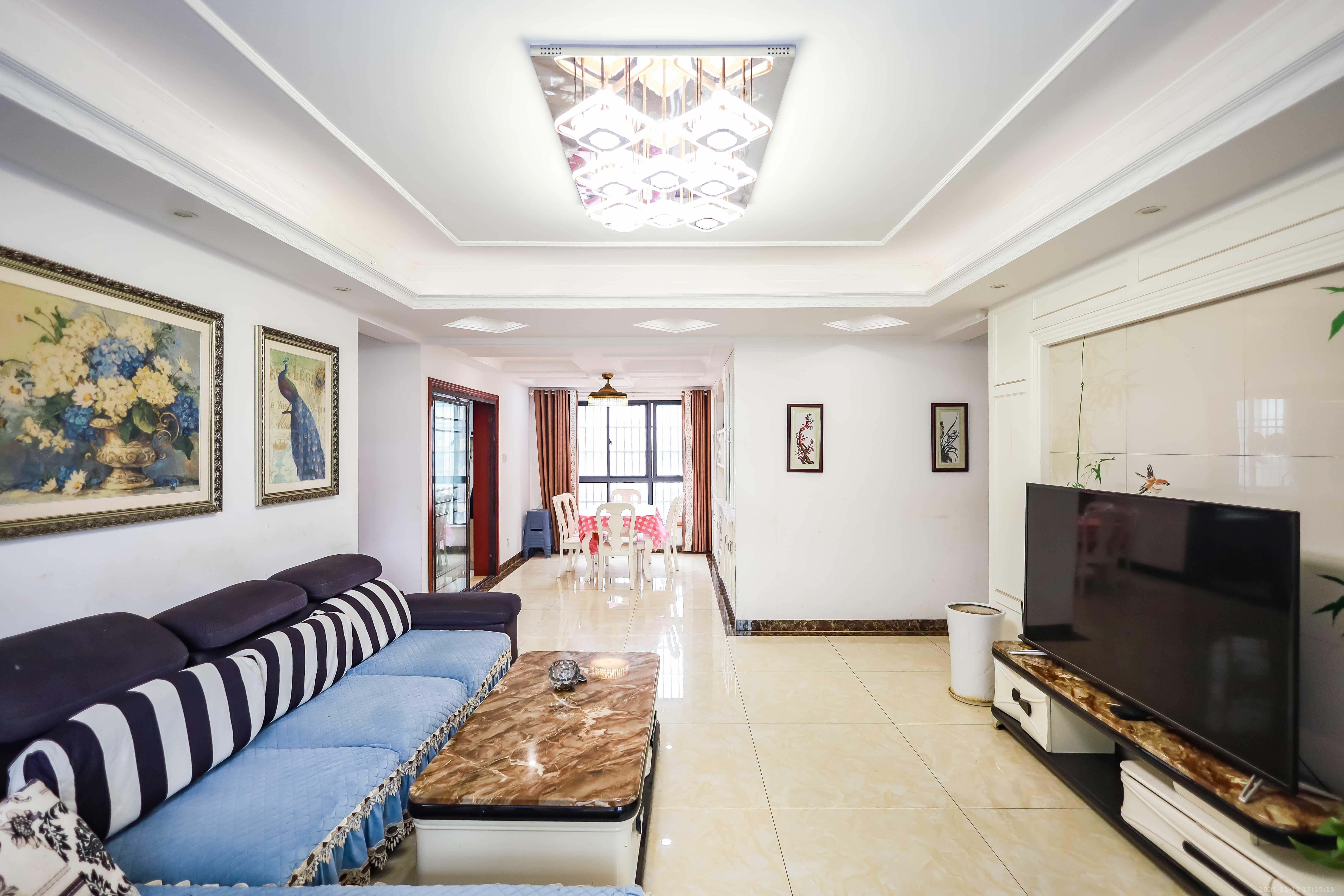 天麓尚层  4室2厅2卫    98.0万客厅