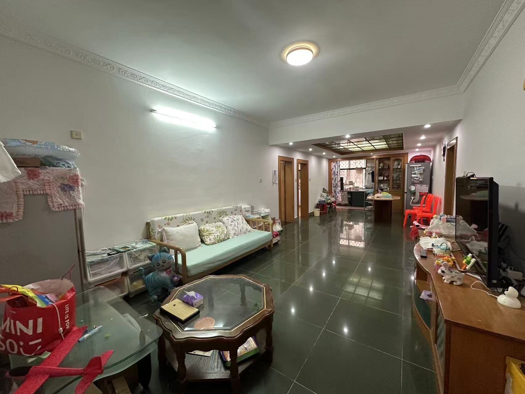 国贸大院  3室2厅2卫    86.0万客厅