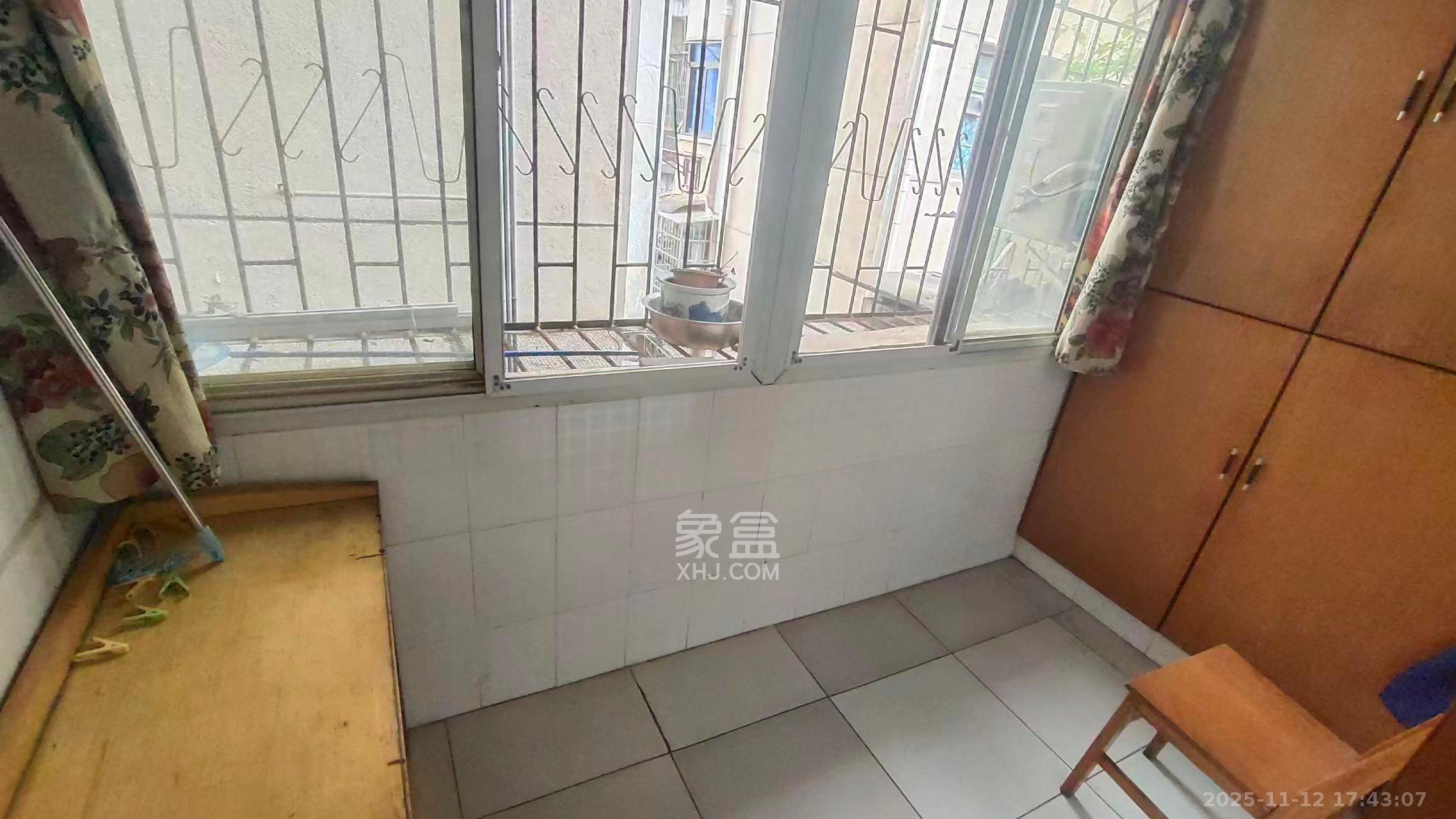 向东南社区  2室1厅1卫    1300.0元/月室内图