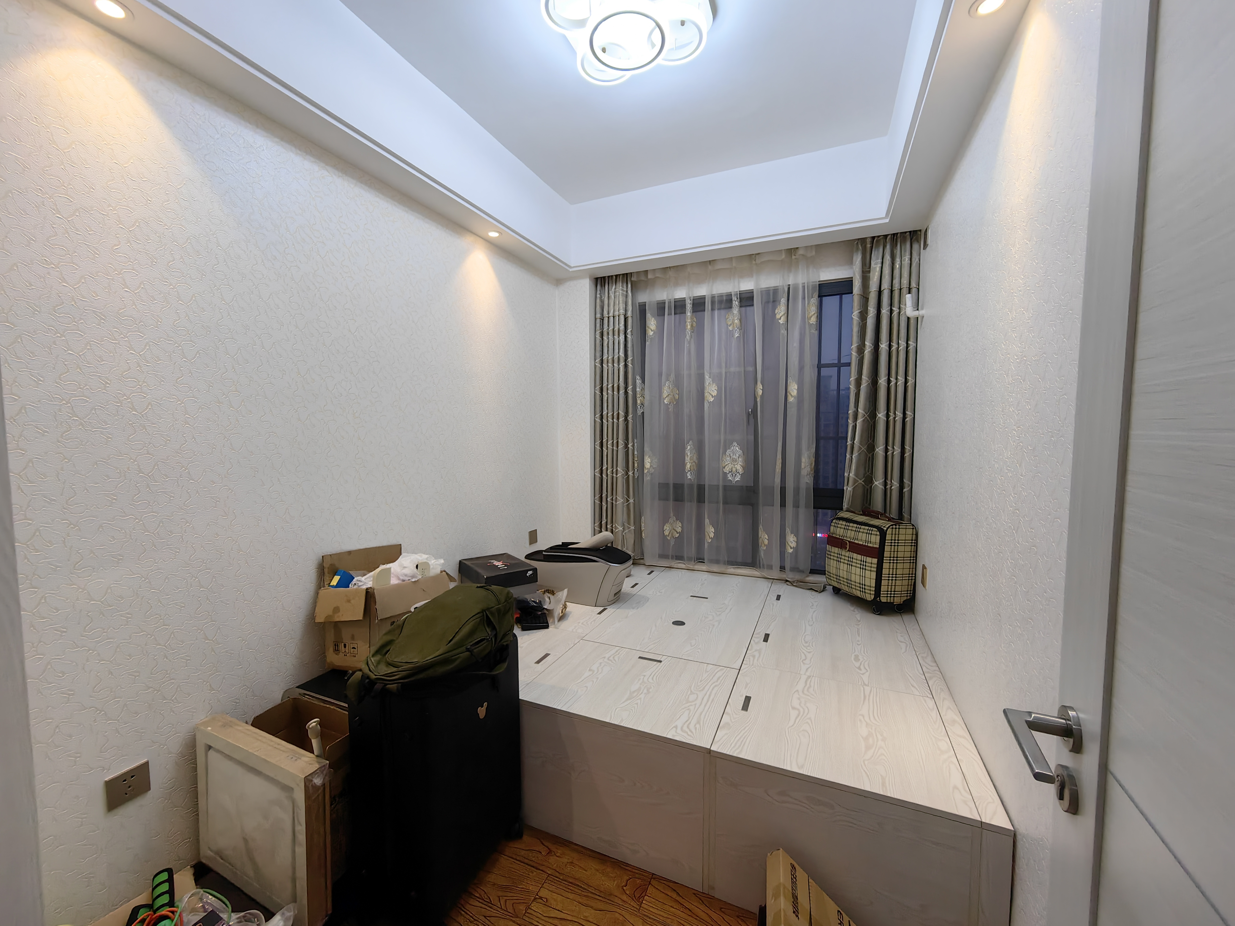 香榭花园 1室0厅0卫 180.0万 香榭花园 1室0厅0卫 180.0万客厅