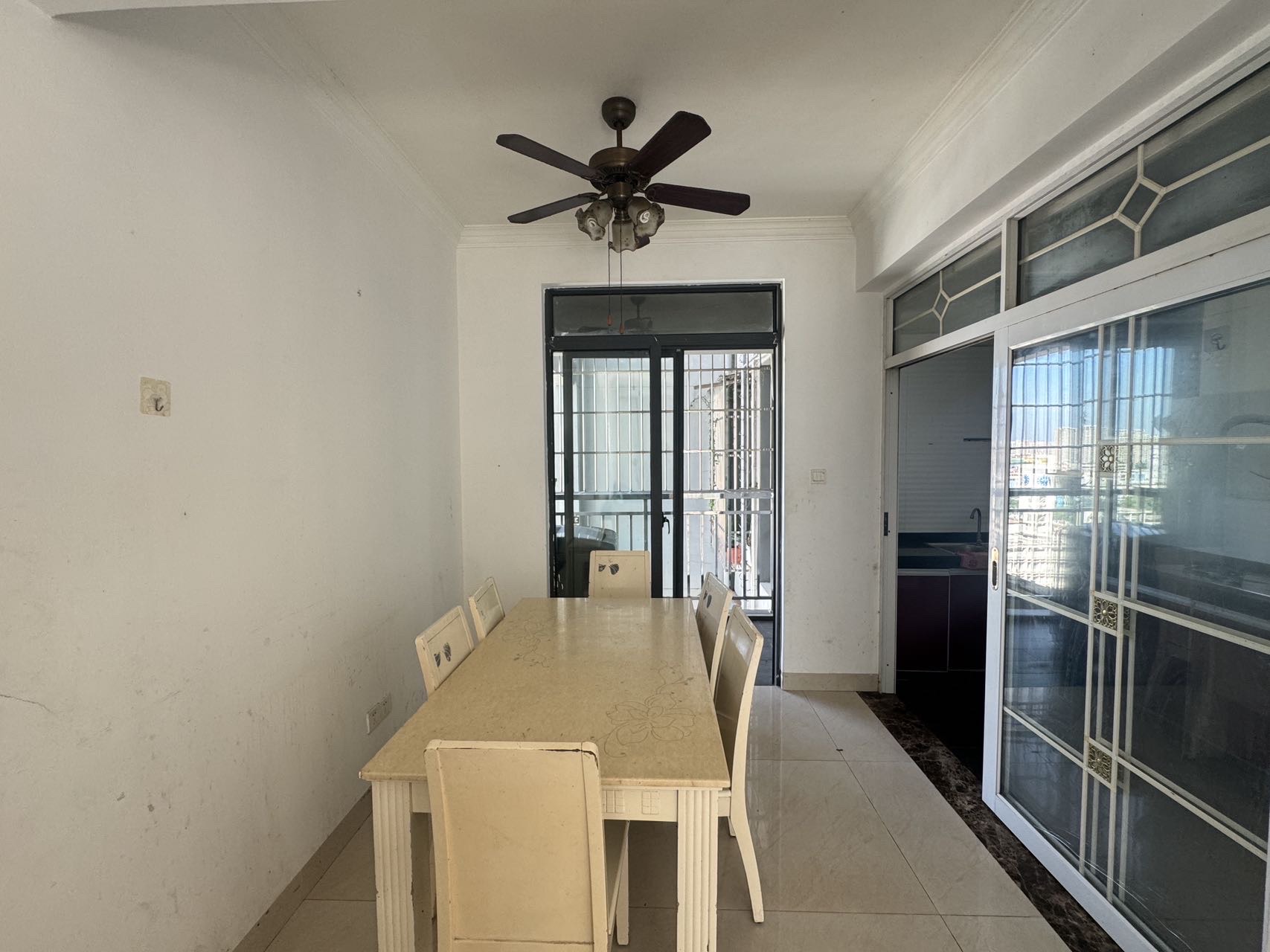 锦地翰城一期  3室2厅2卫    135.0万客厅