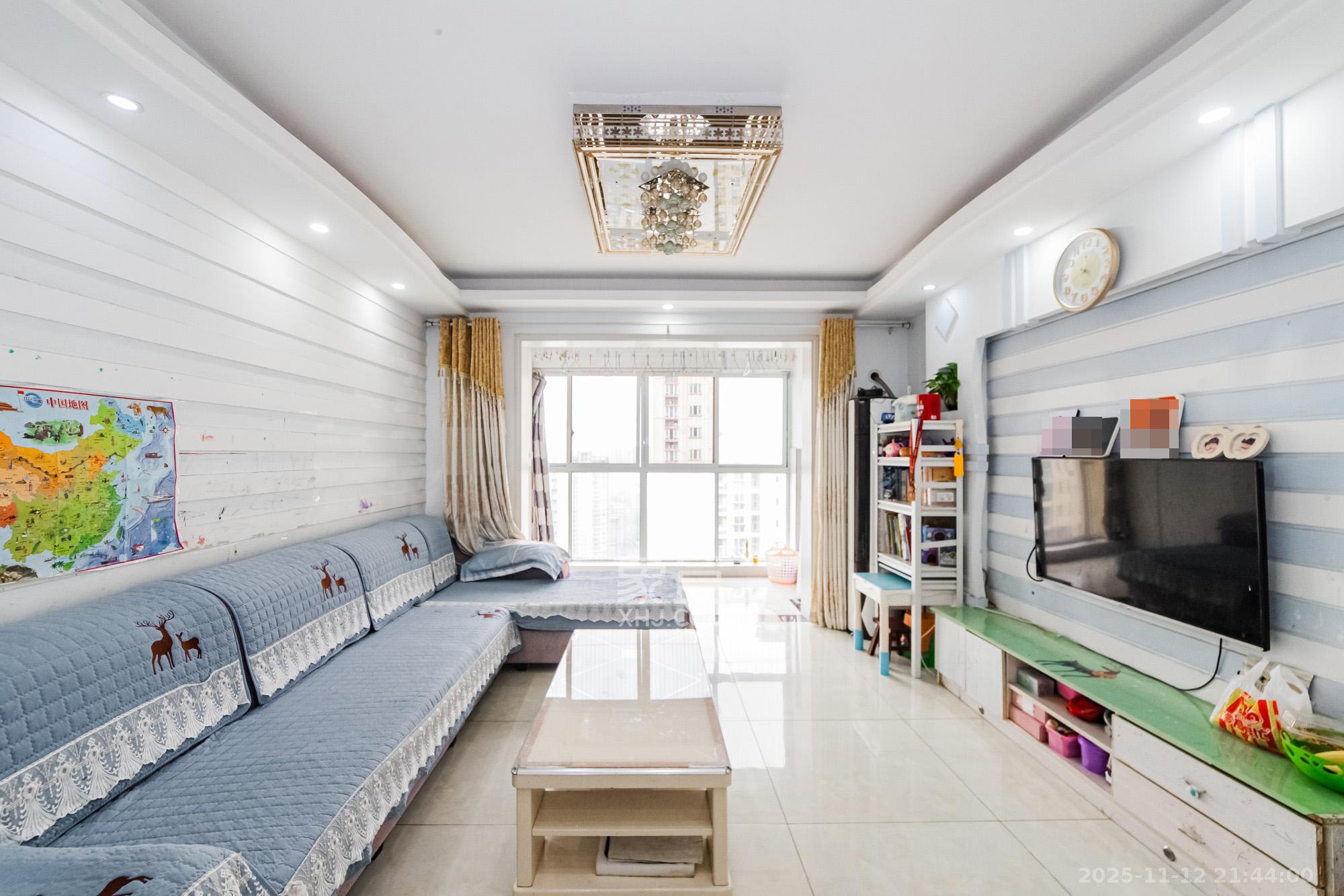 万国城(当代满庭春MOMA)三期 3室2厅2卫 108.0万 万国城(当代满庭春MOMA)三期 3室2厅2卫 108.0万客厅