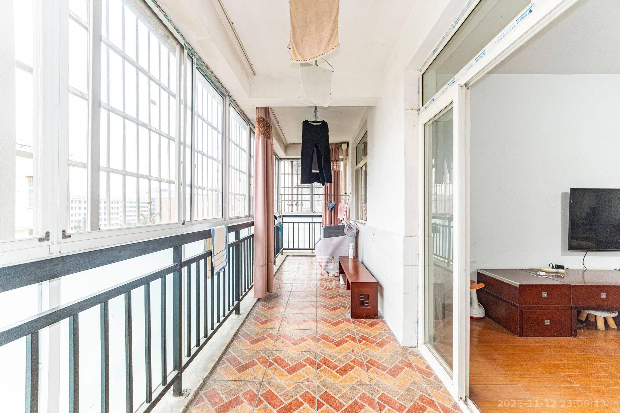 金岸教师公寓  3室2厅2卫    56.8万阳台