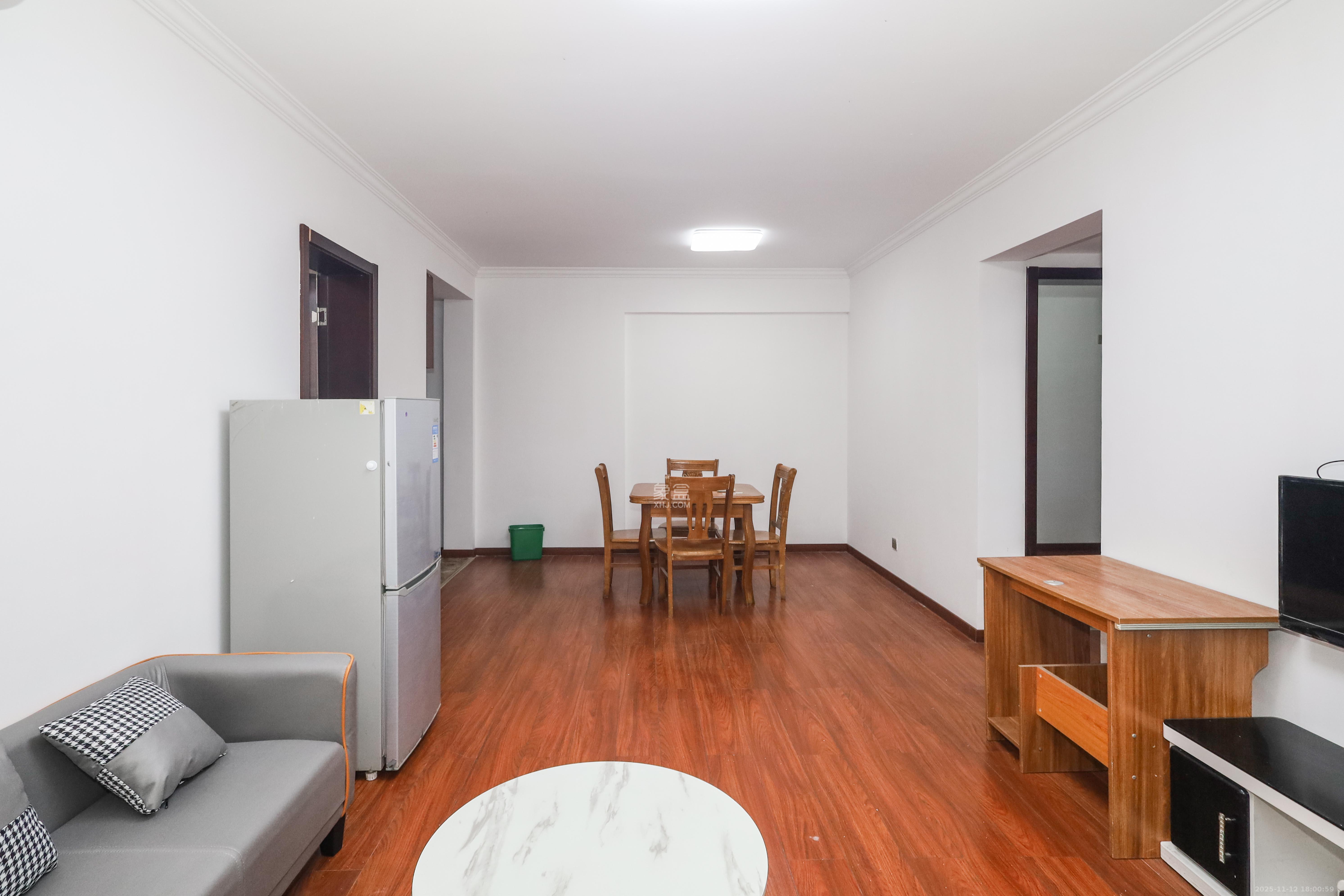 好莱城(弘德西街) 2室2厅1卫 58.0万 好莱城(弘德西街) 2室2厅1卫 58.0万客厅