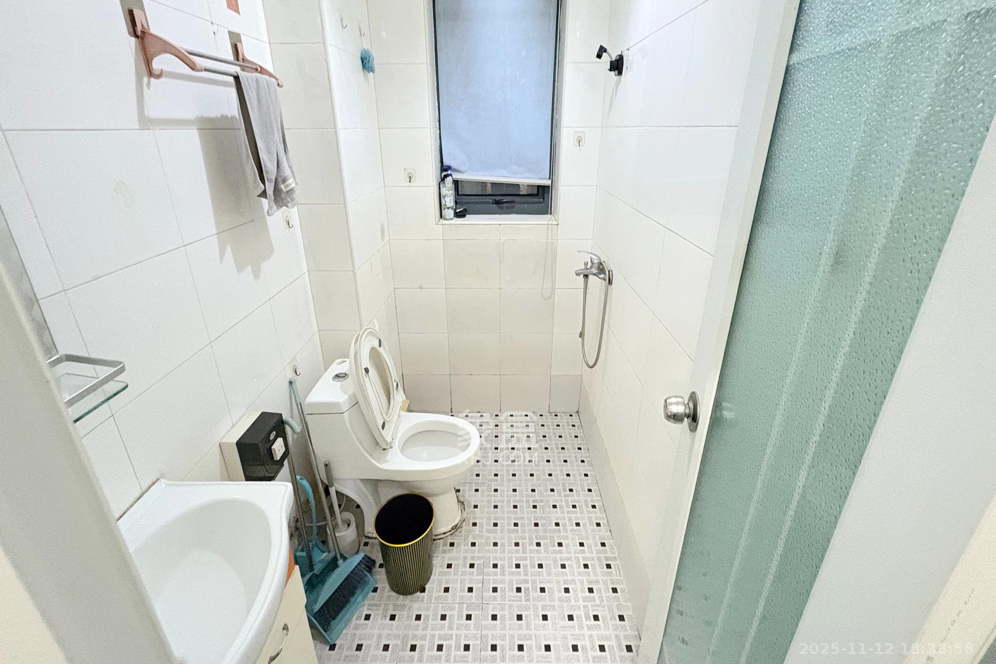 中天广场  1室1厅1卫    55.0万卫生间