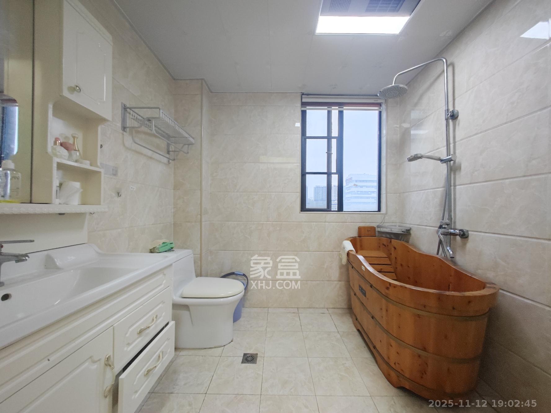 长房南屏锦源  4室2厅2卫    145.0万卫生间