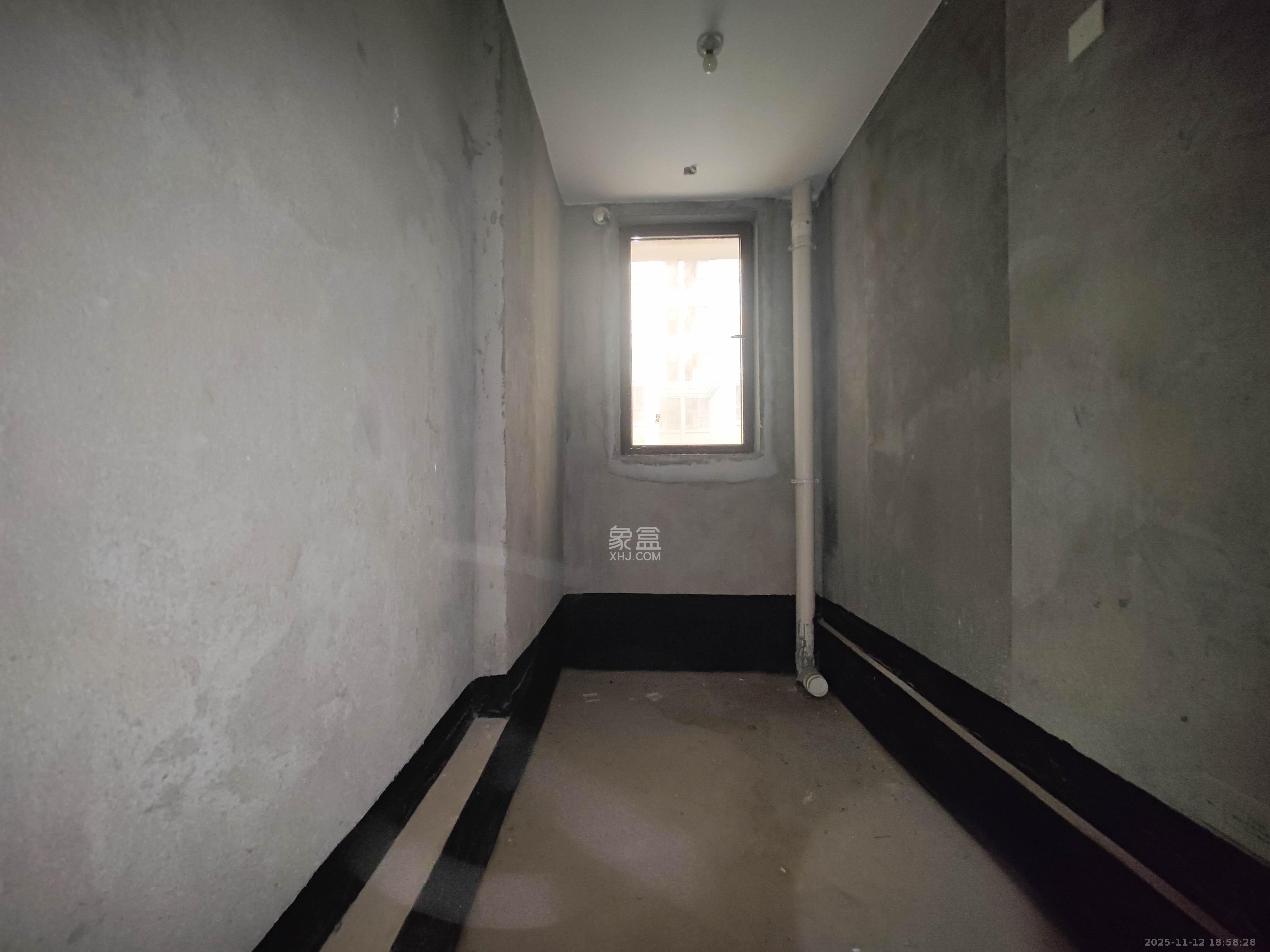 欧莱雅郡  4室2厅2卫    148.0万卫生间