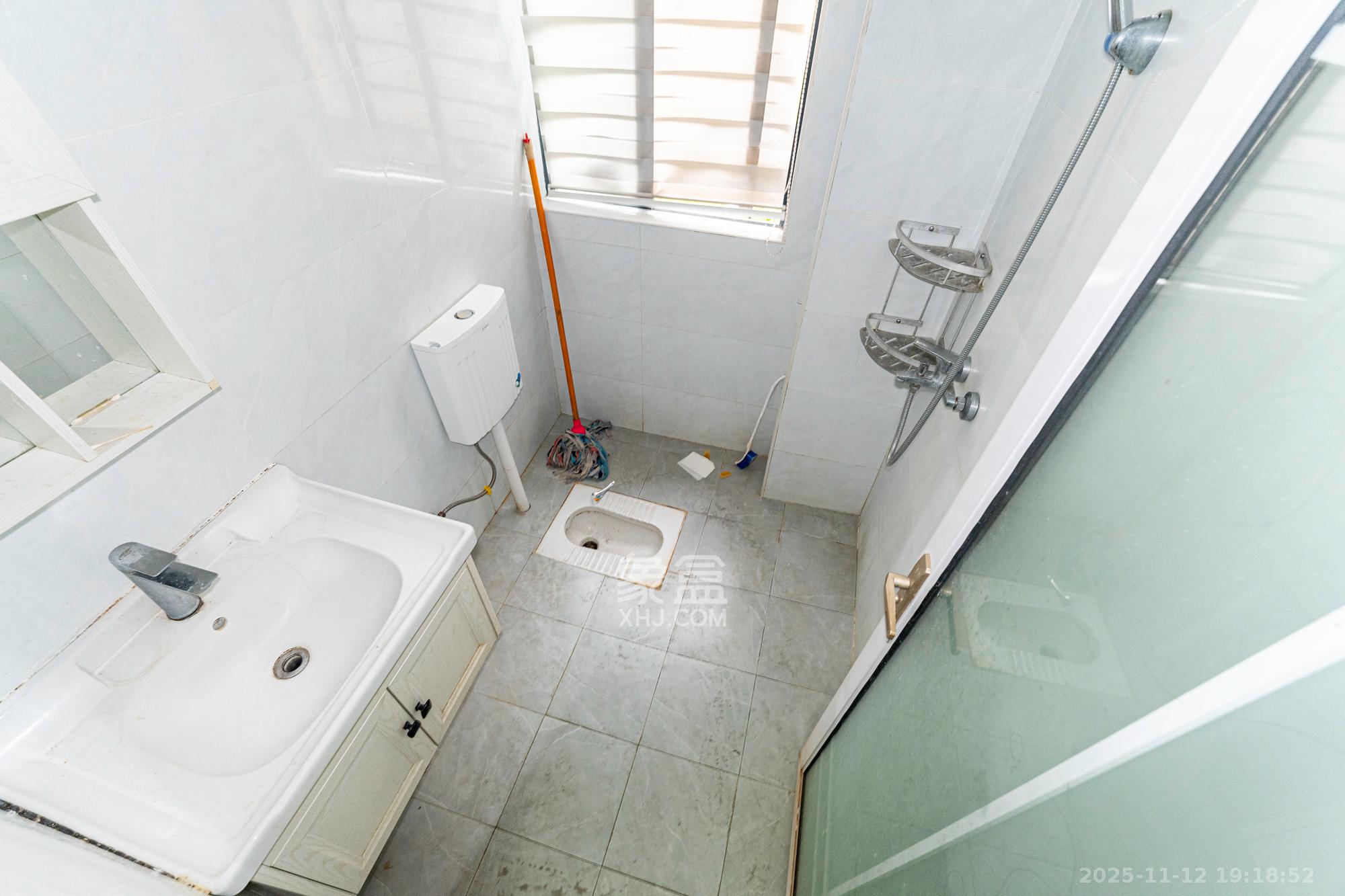 紫华郡 3室1厅1卫 40.0万 紫华郡 3室1厅1卫 40.0万卫生间