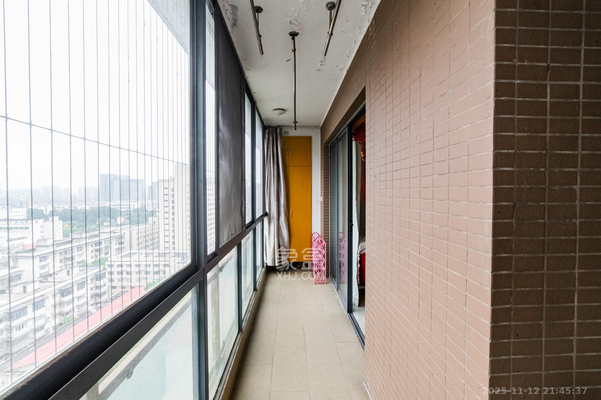 湘江北尚  3室2厅1卫    120.0万阳台