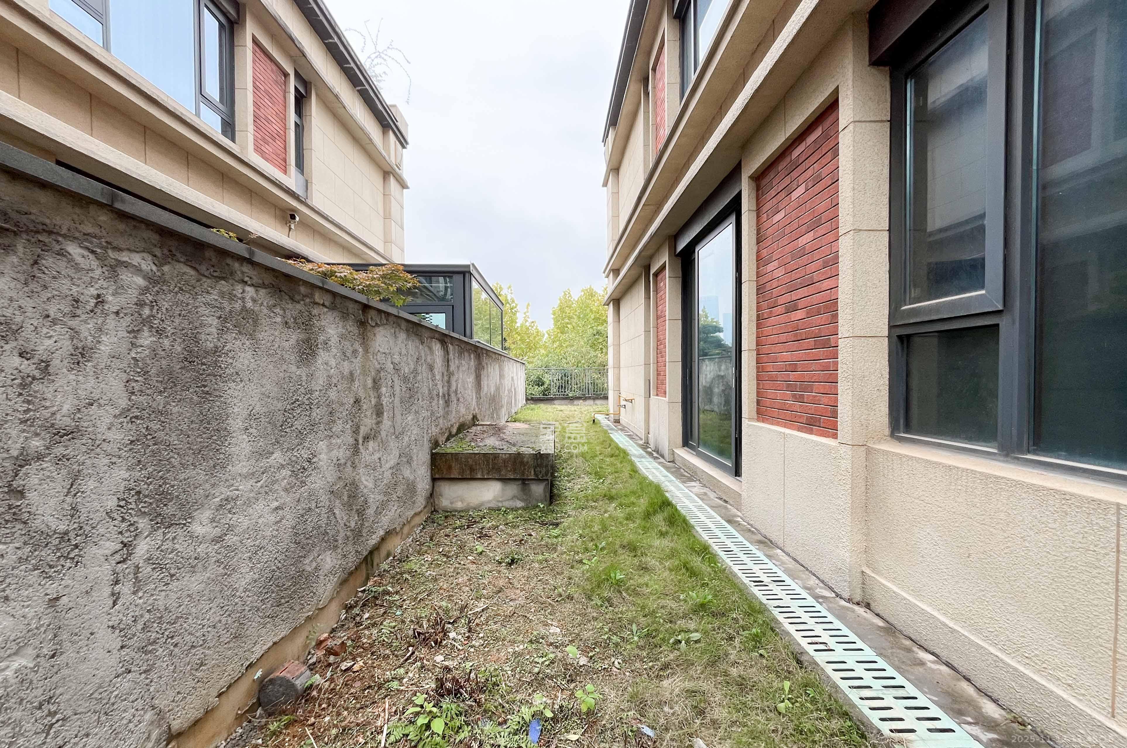 长房梅溪香山  8室4厅4卫    980.0万其他