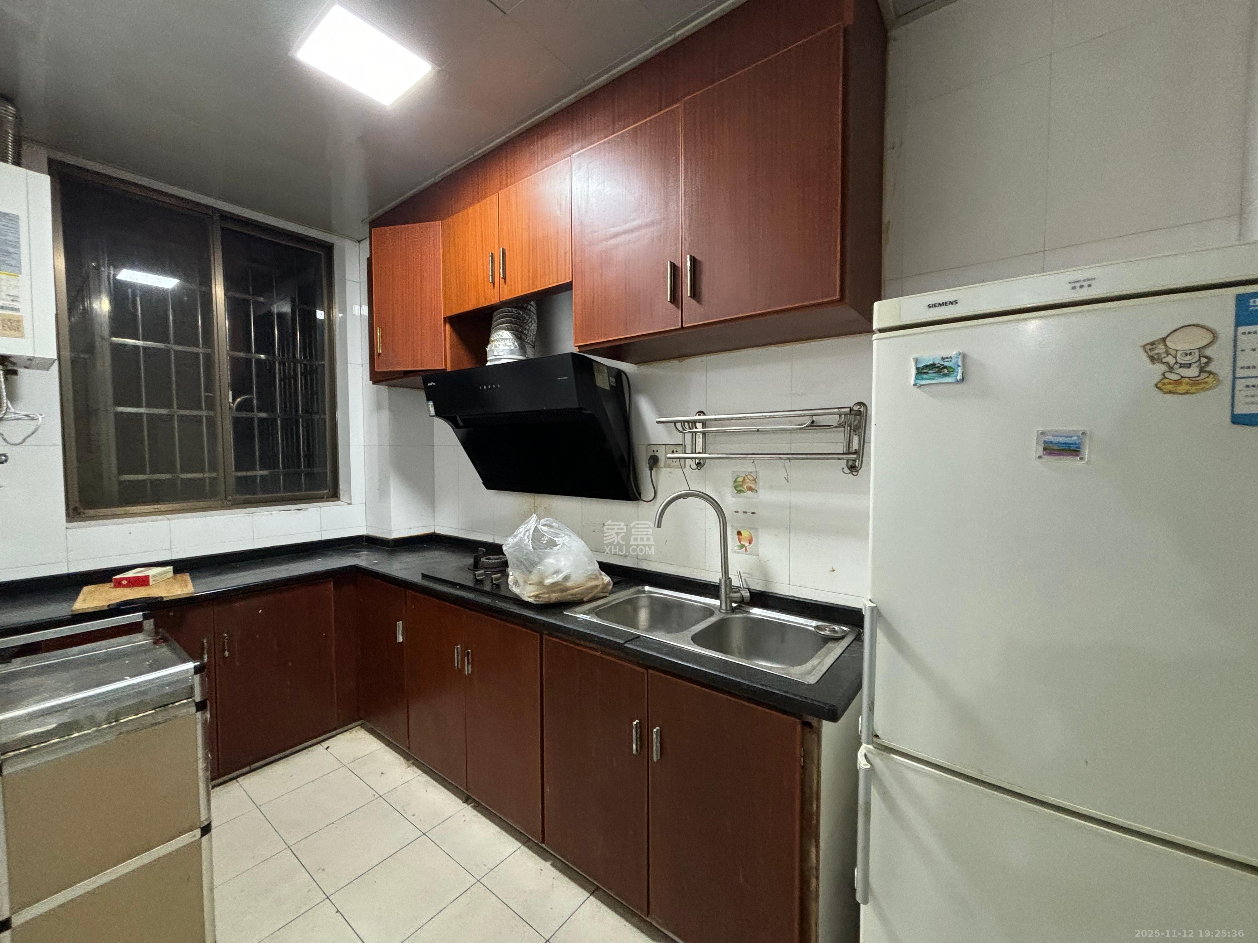 岳北社区  3室1厅2卫    2400.0元/月室内图