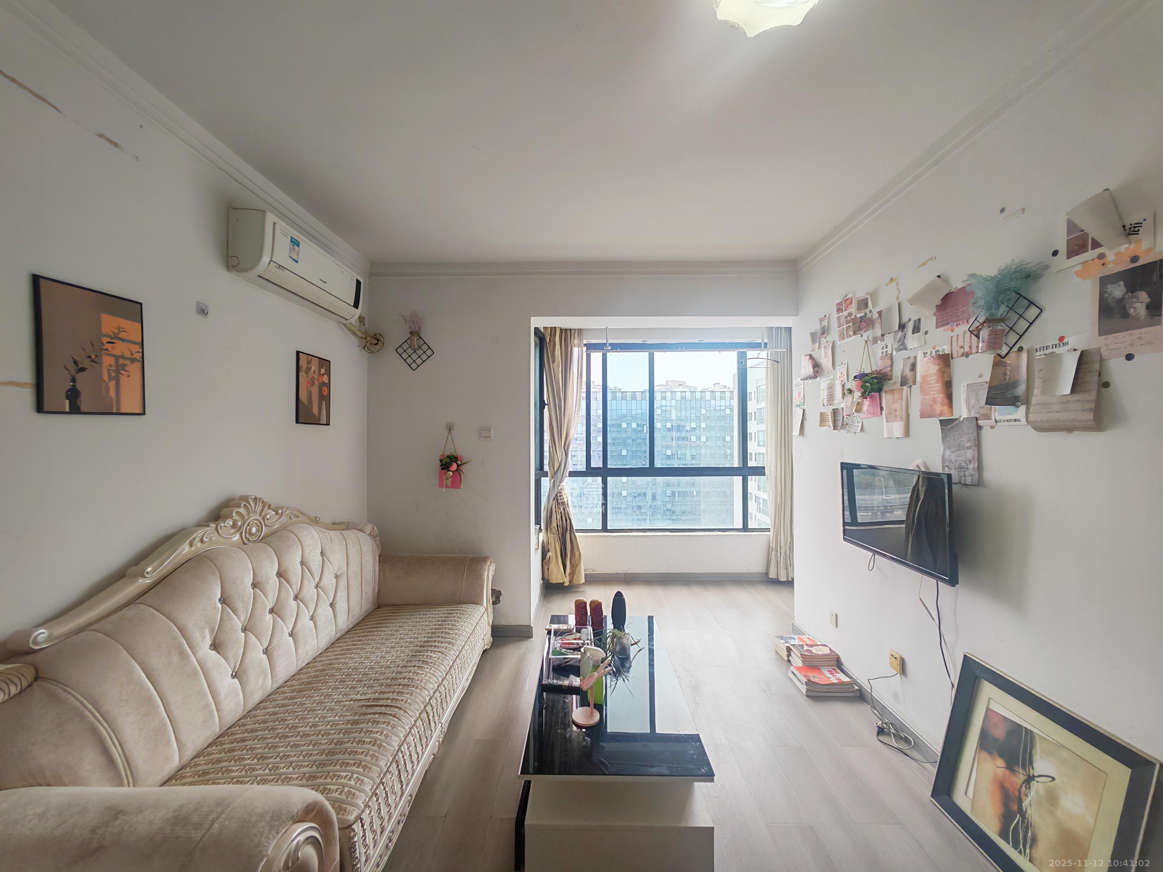 标志商务中心  1室1厅1卫    1600.0元/月