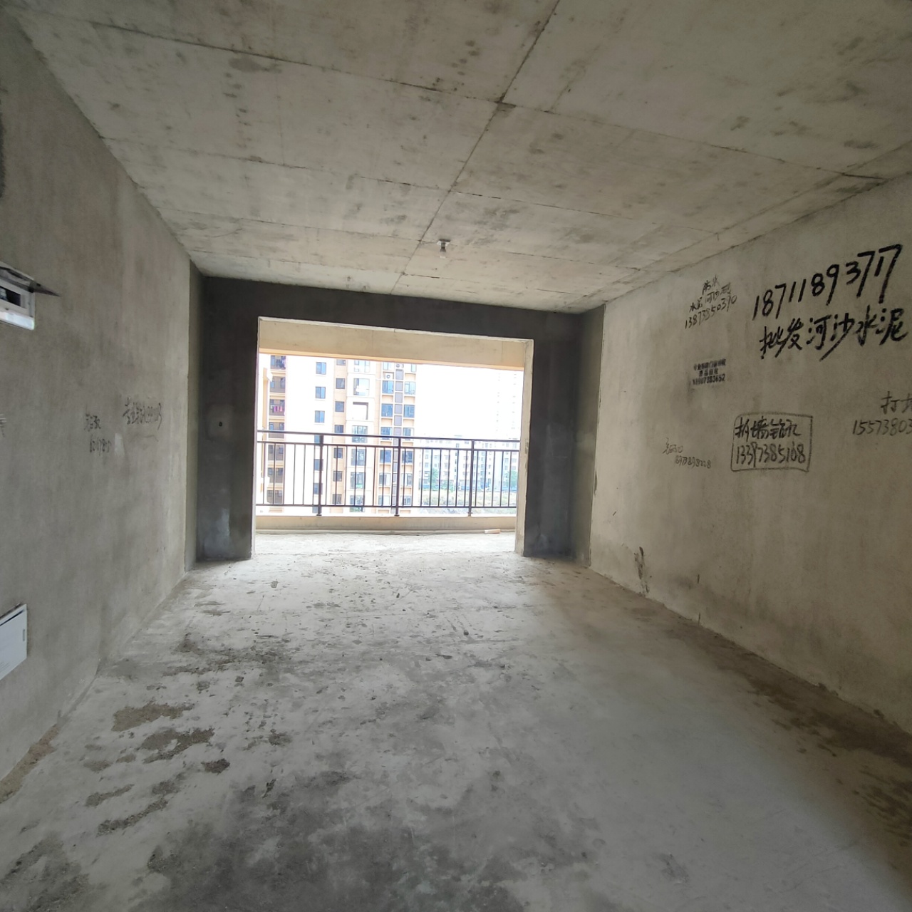 吉鸿花园 3室2厅2卫 63.8万 吉鸿花园 3室2厅2卫 63.8万客厅