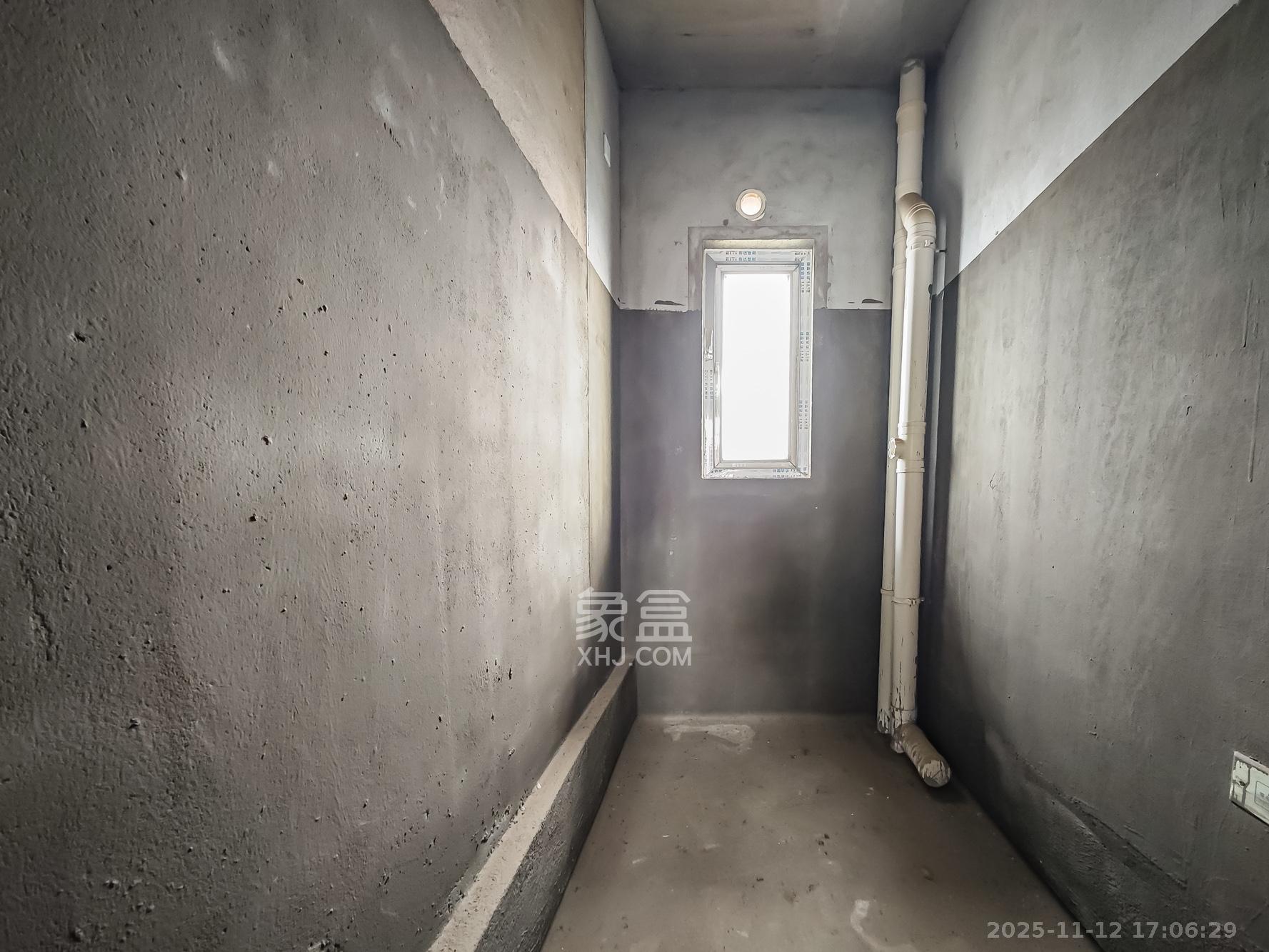 钱隆世家  4室2厅2卫    74.0万卫生间