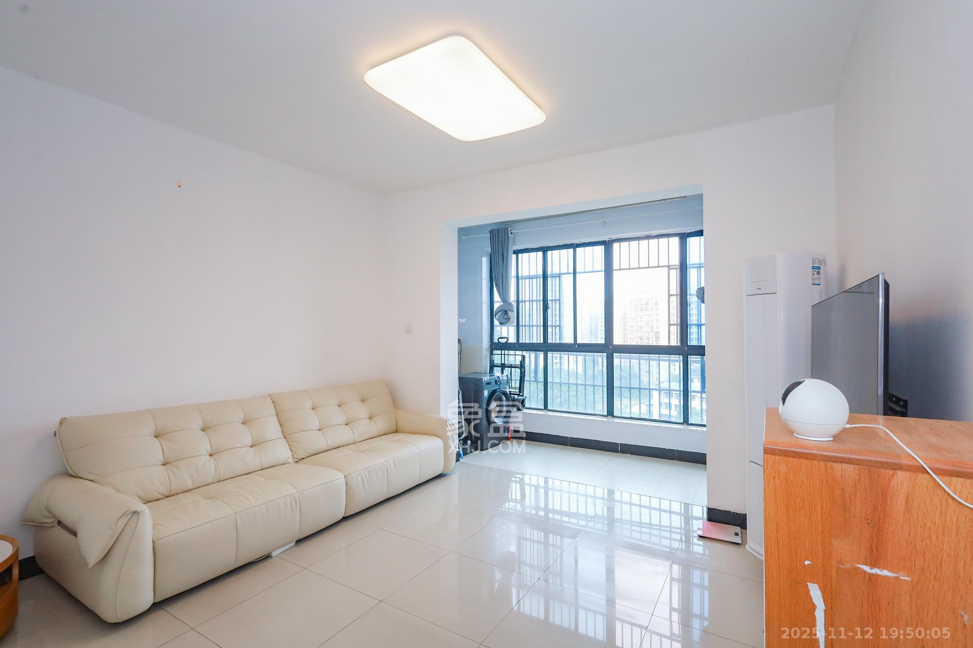 滨江海棠湾  3室2厅1卫    72.0万客厅