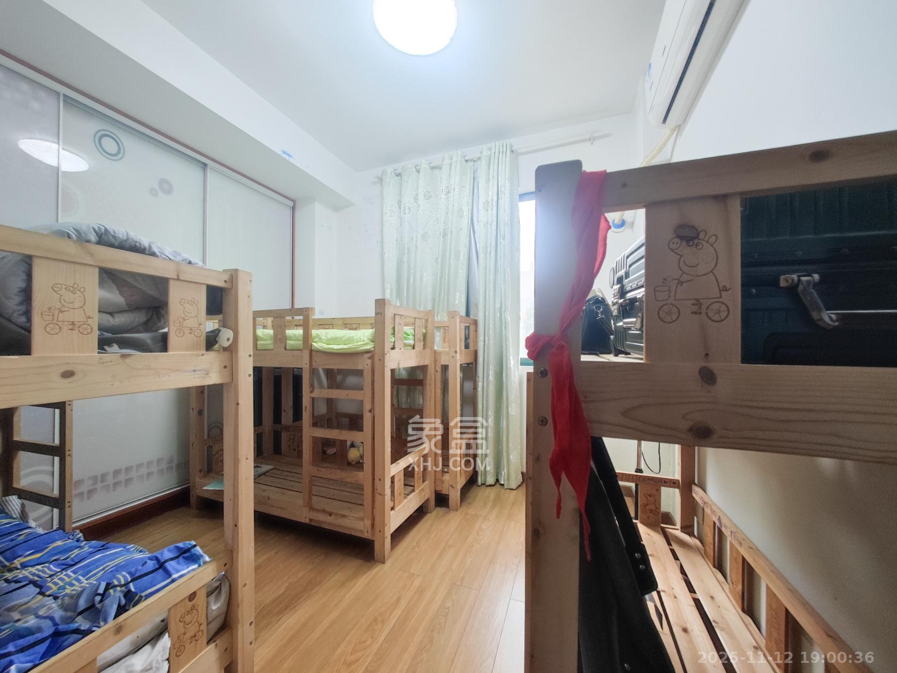 华盛世纪新城  4室2厅2卫    100.0万卧室