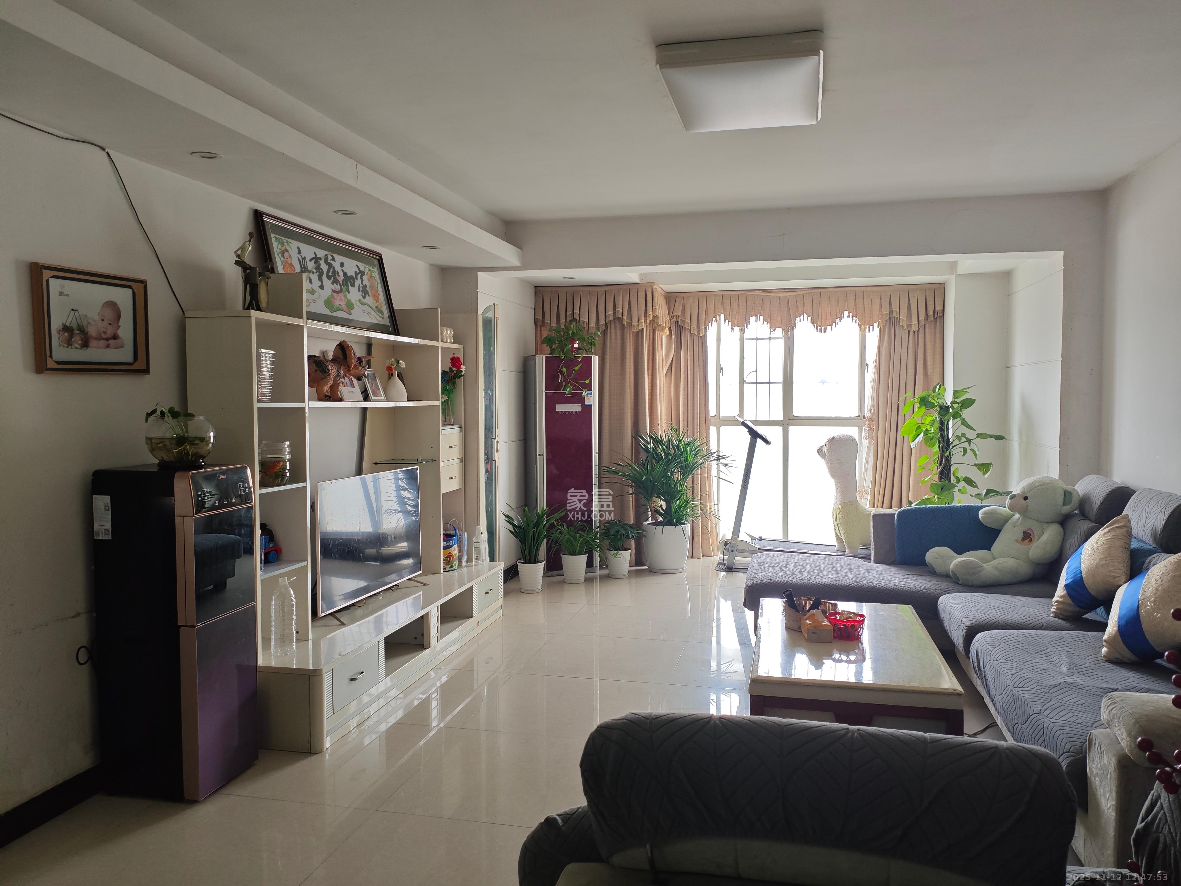 广场之星  3室2厅0卫    2000.0元/月