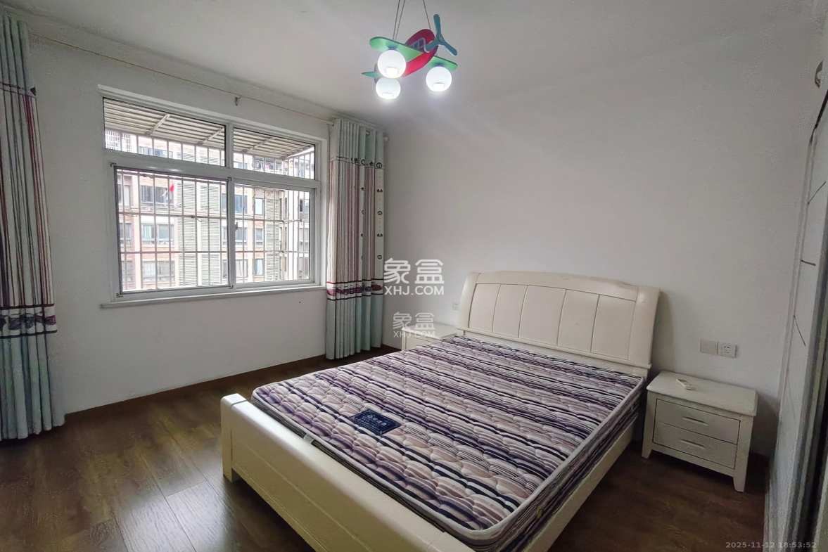 山水湾 3室2厅2卫 2300.0元/月 山水湾 3室2厅2卫 2300.0元/月室内图