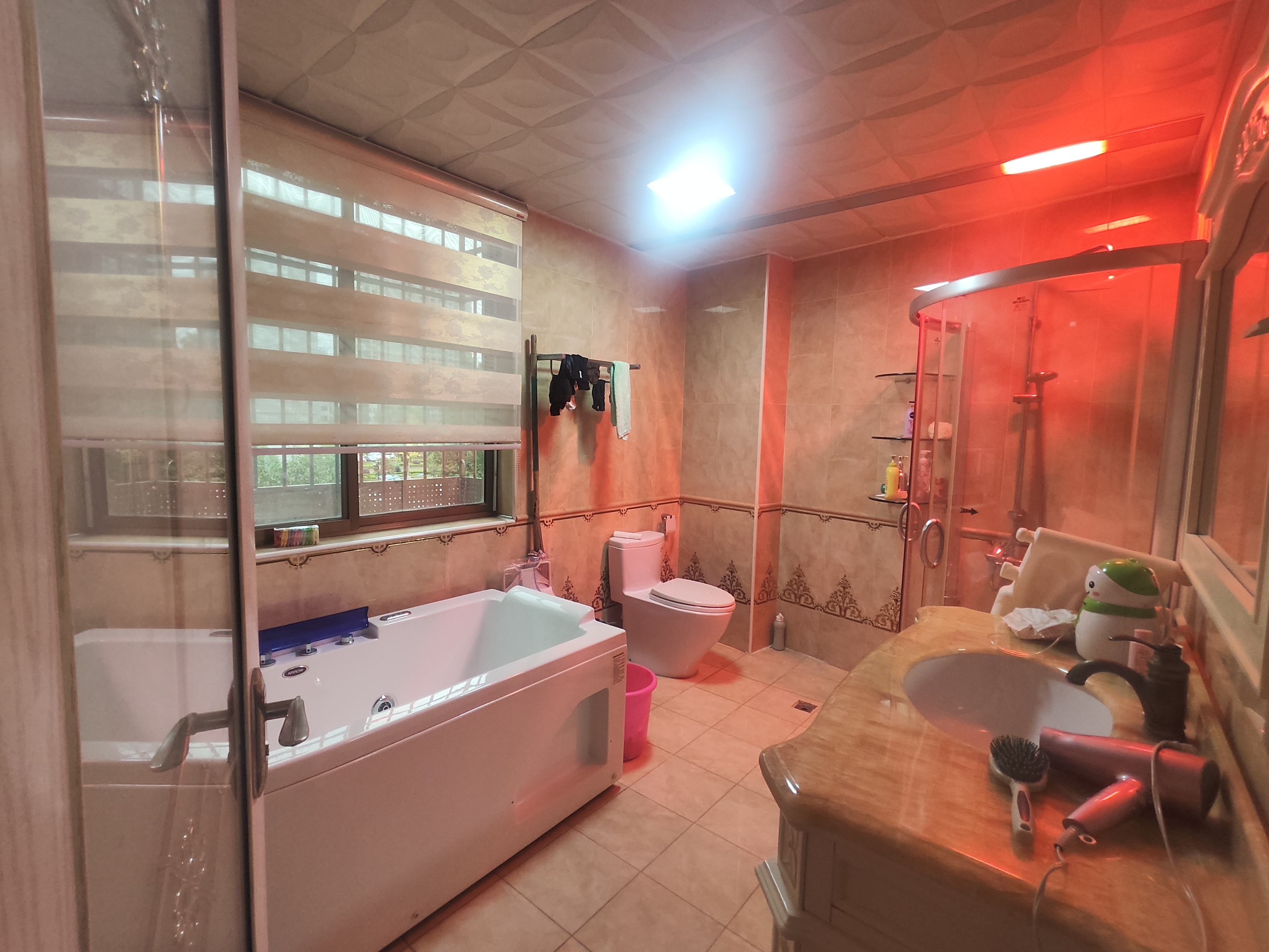 新公安局民警住宅小区  4室2厅2卫    88.0万客厅