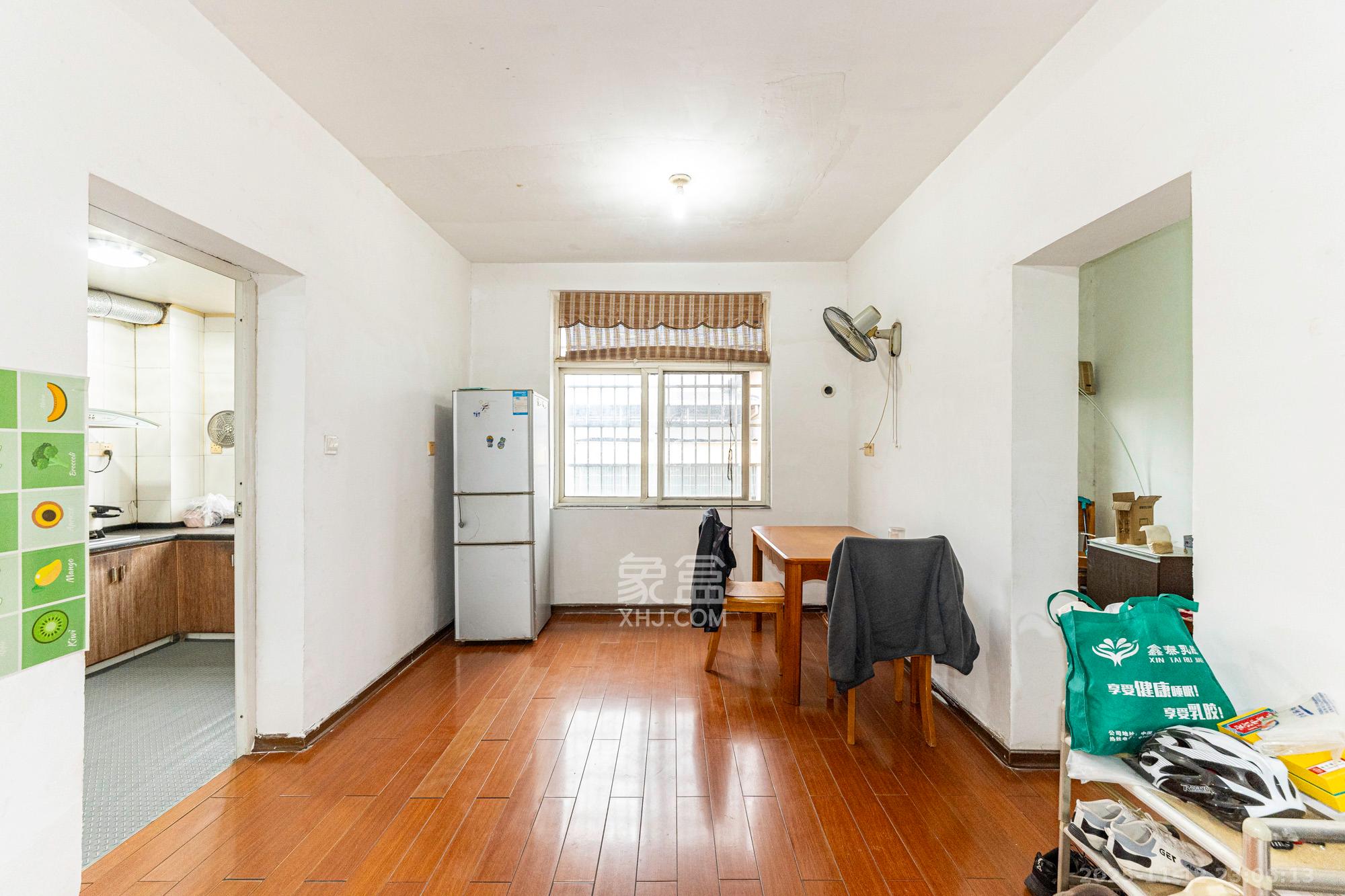 金岸教师公寓  3室2厅2卫    56.8万客厅