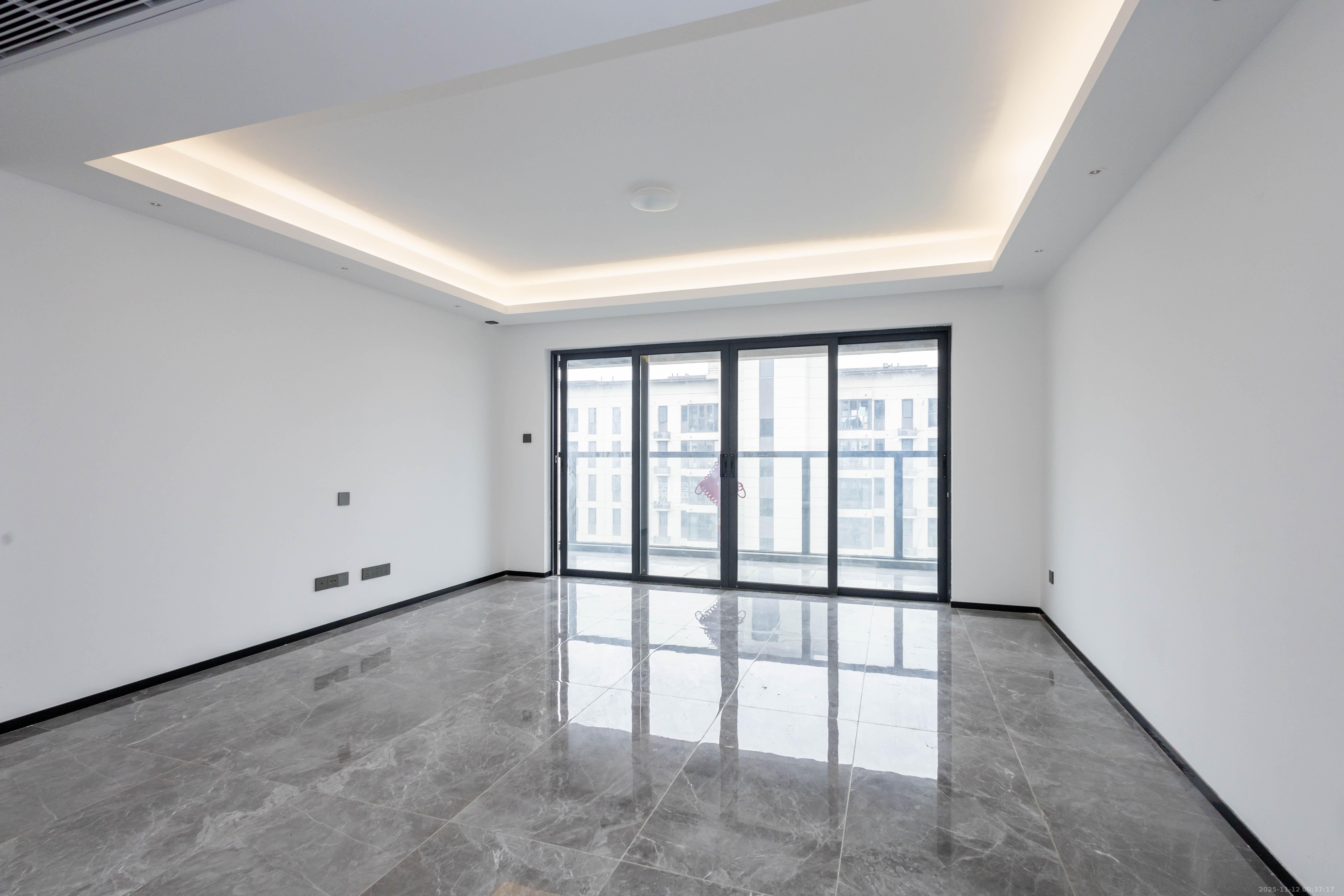 湘语洺悦  4室2厅2卫    200.0万客厅