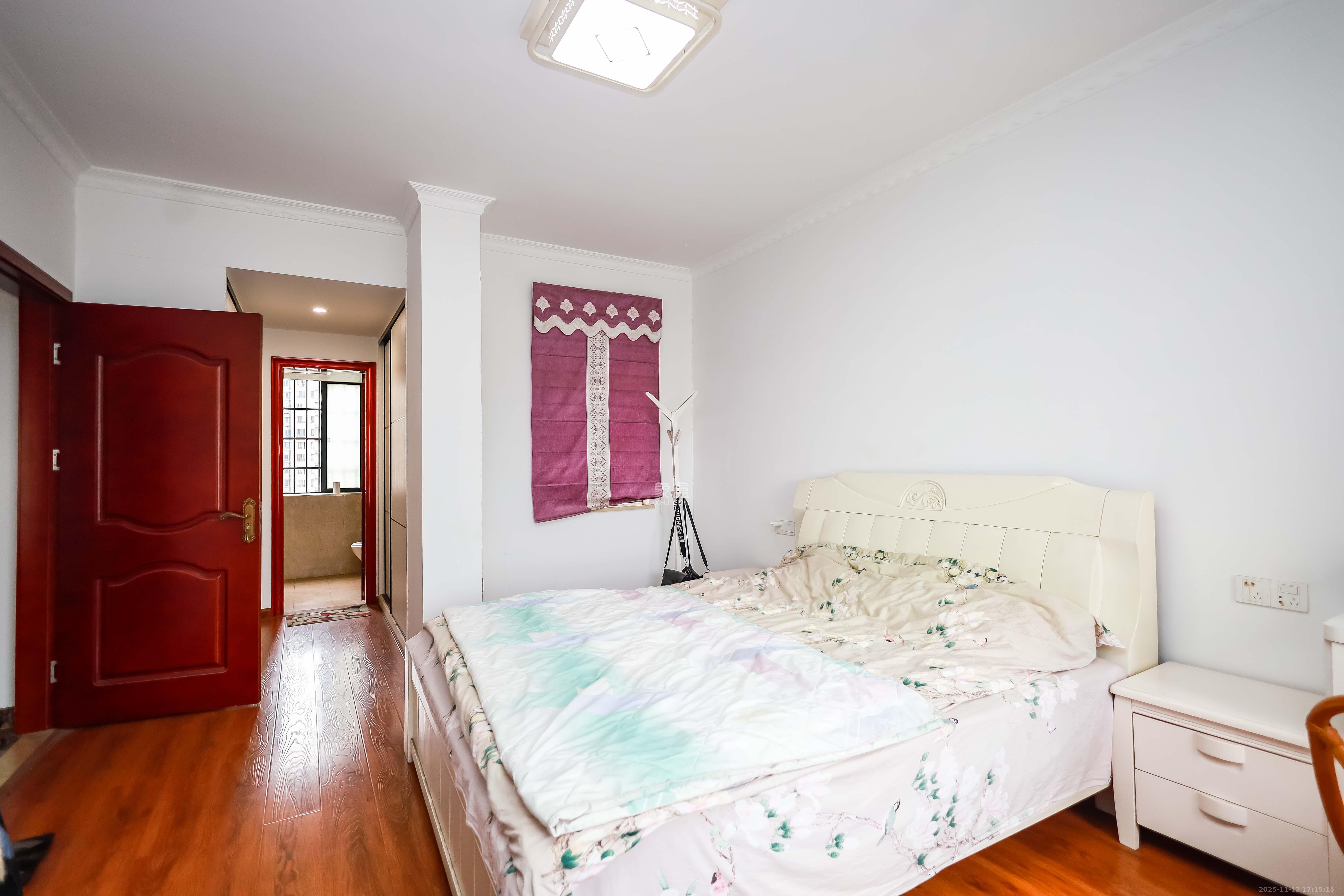 天麓尚层  4室2厅2卫    98.0万卧室